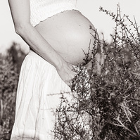 fotografía de embarazo  de 38 semanas, en los campos floridos de Pla de l'Estany, en girona, españa.