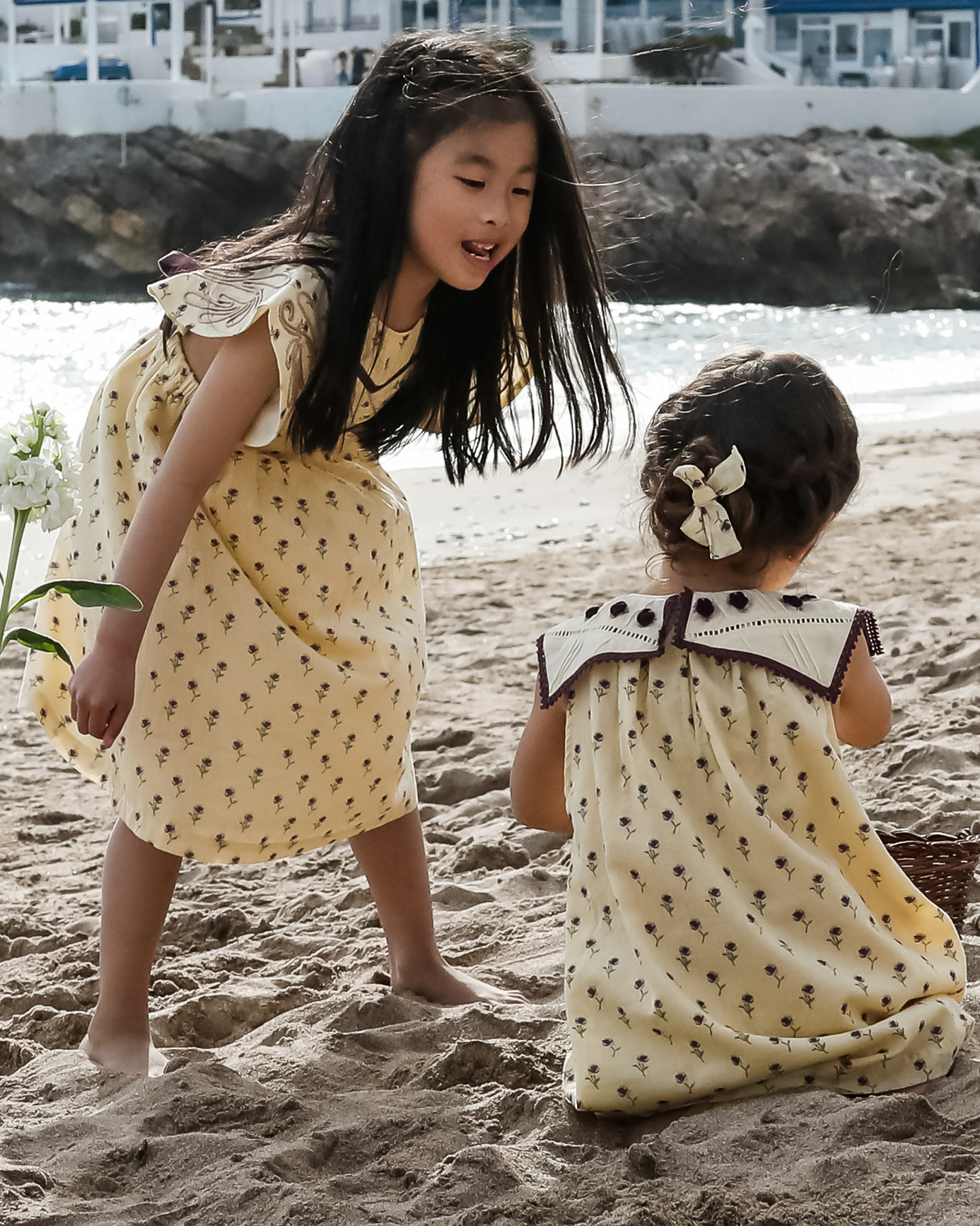 dos niñas jugando en la playa las casetas del Garraf en barcelona, españa