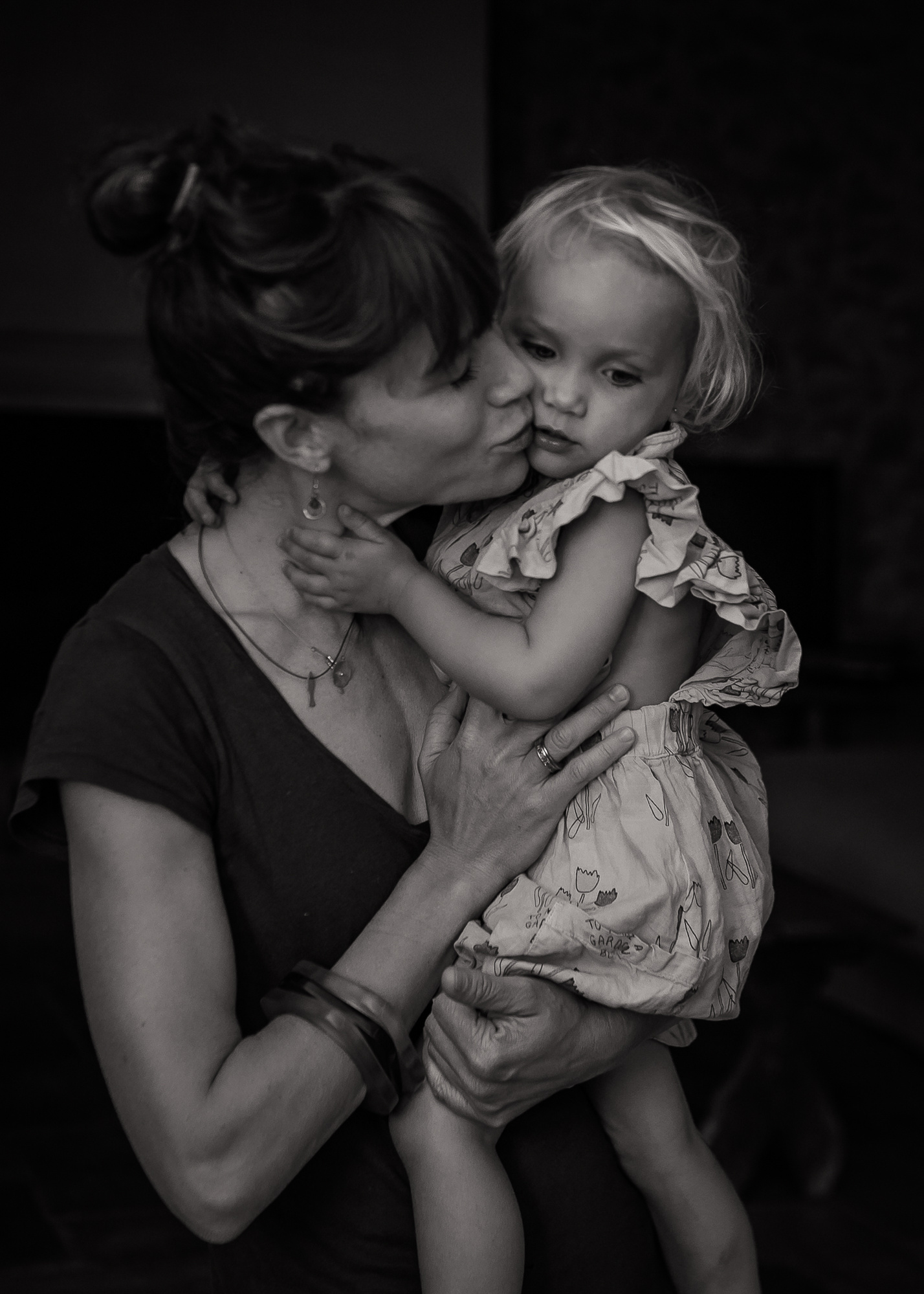 mama besando a su hija pequeña en la Bisbal, baix Empordá, cataluña