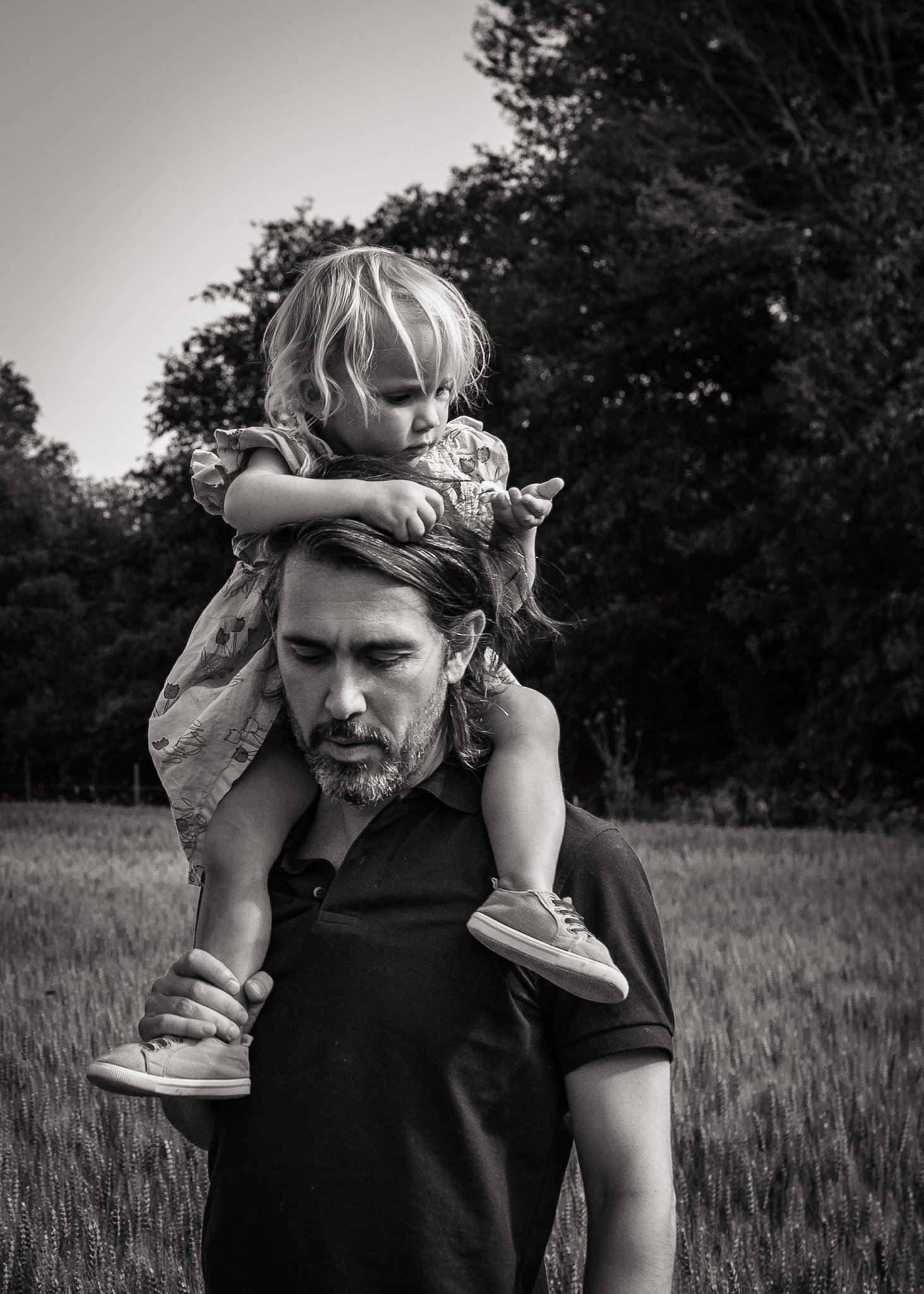 papá llevando a su hija pequeña en los hombros en el campo de la Bisbal, baix Empordá, cataluña