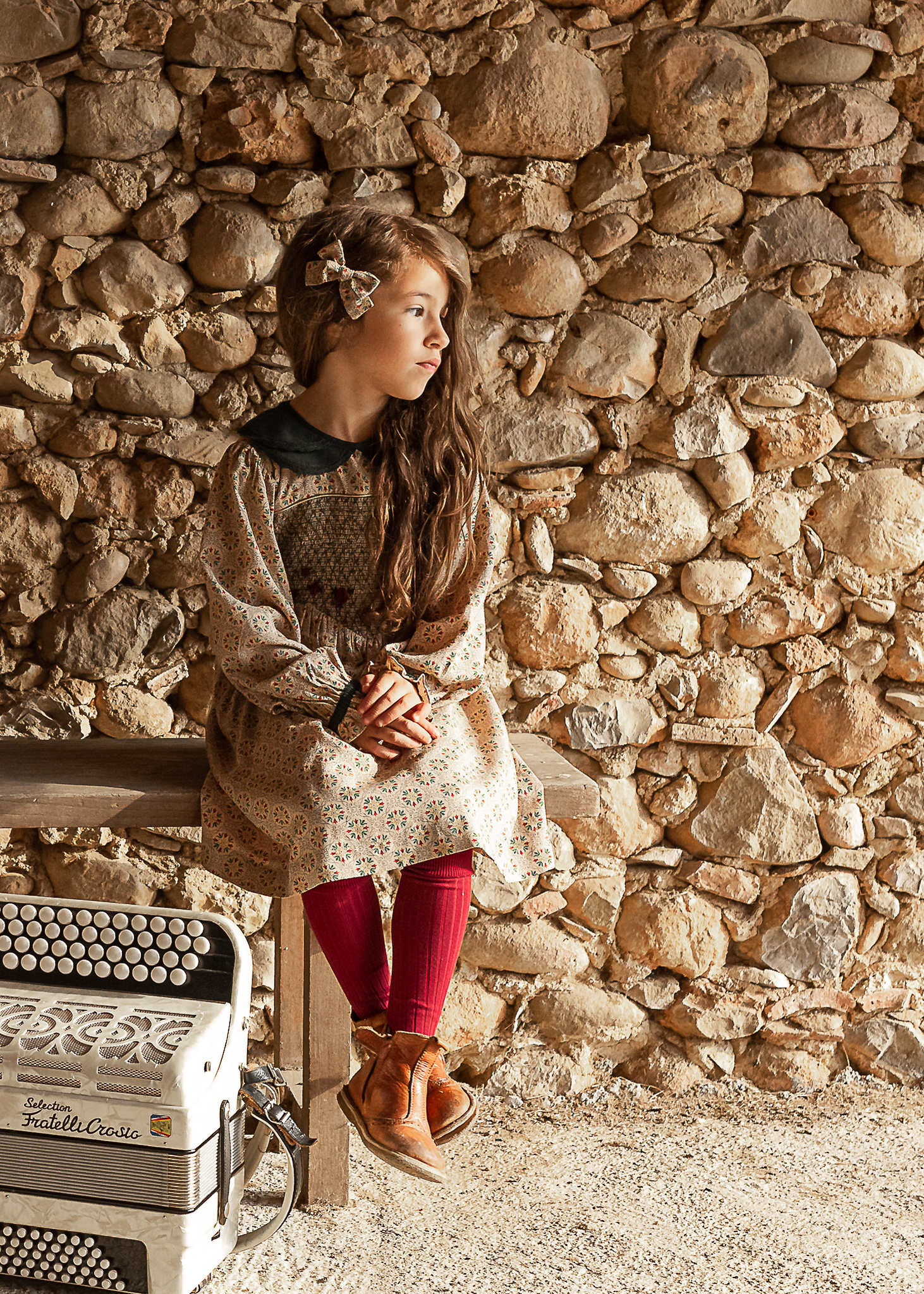 niña y acordeón en un pajar de una Masia en Pla de l'Estany, girona, españa
