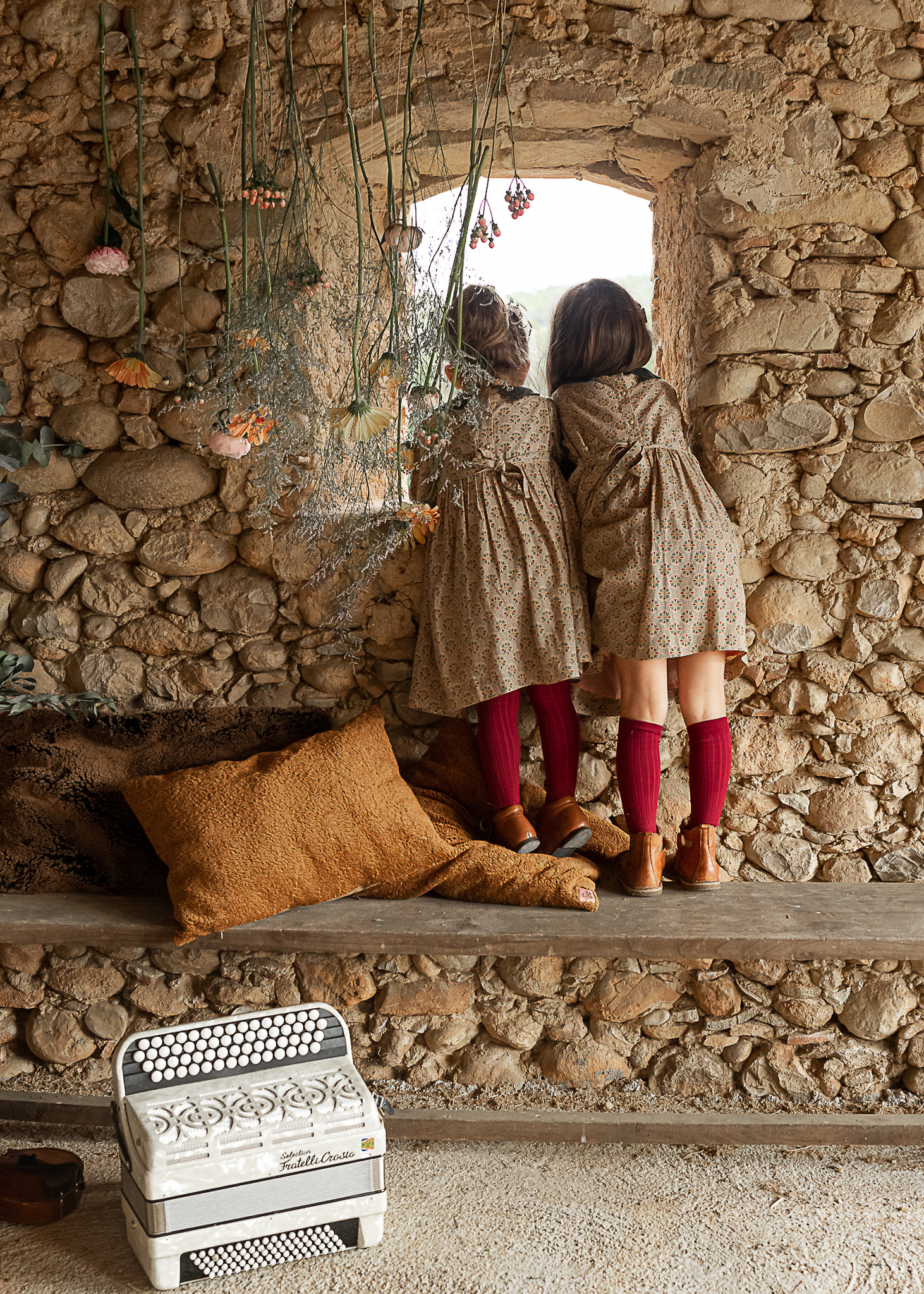 niñas mirando por la ventana en un pajar de una Masia en Pla de l'Estany, girona, españa