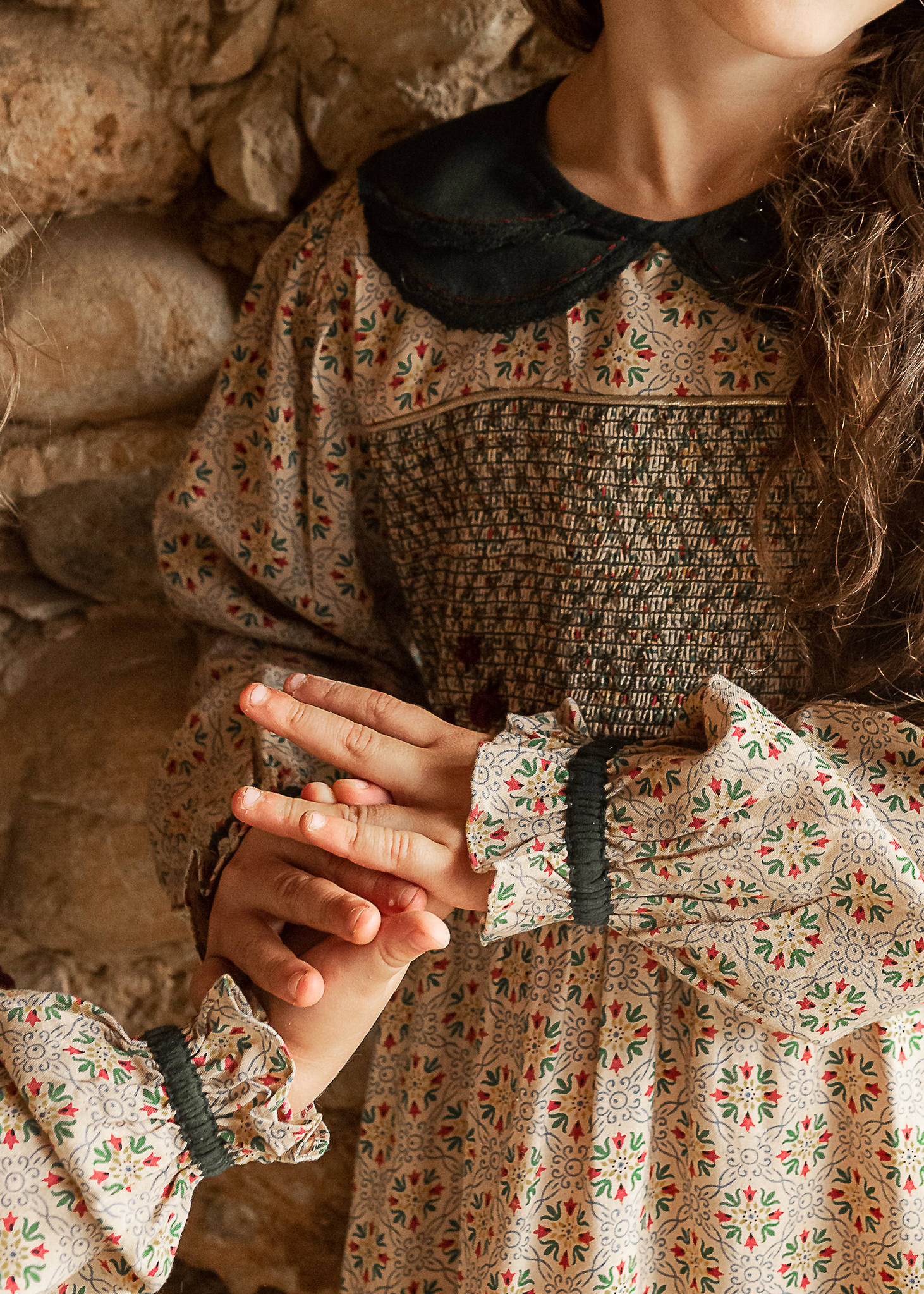 detalle de niñas cogidas de la mano  en un pajar de una Masia en Pla de l'Estany, girona, españa
