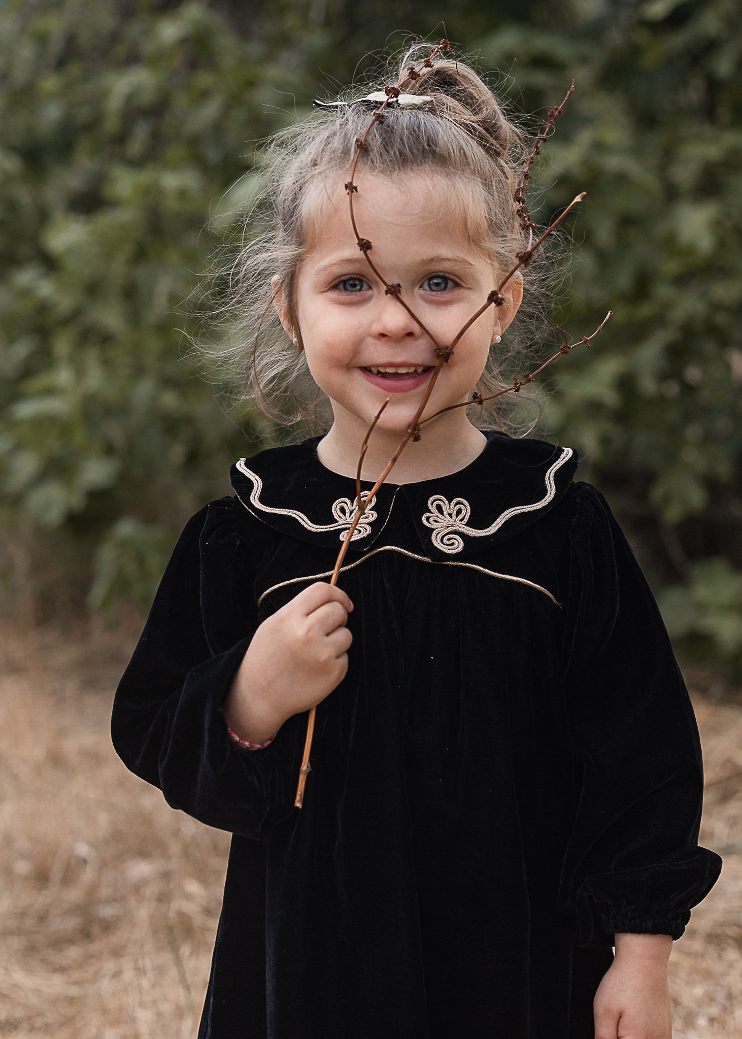 niña en un jardín del Pla de l'Estany en cataluña, españa