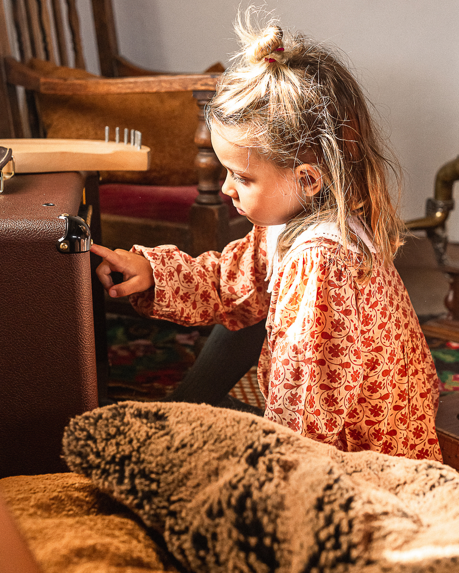 niña tocando un altavoz en Masia en pla de l'Estany, Girona, españa