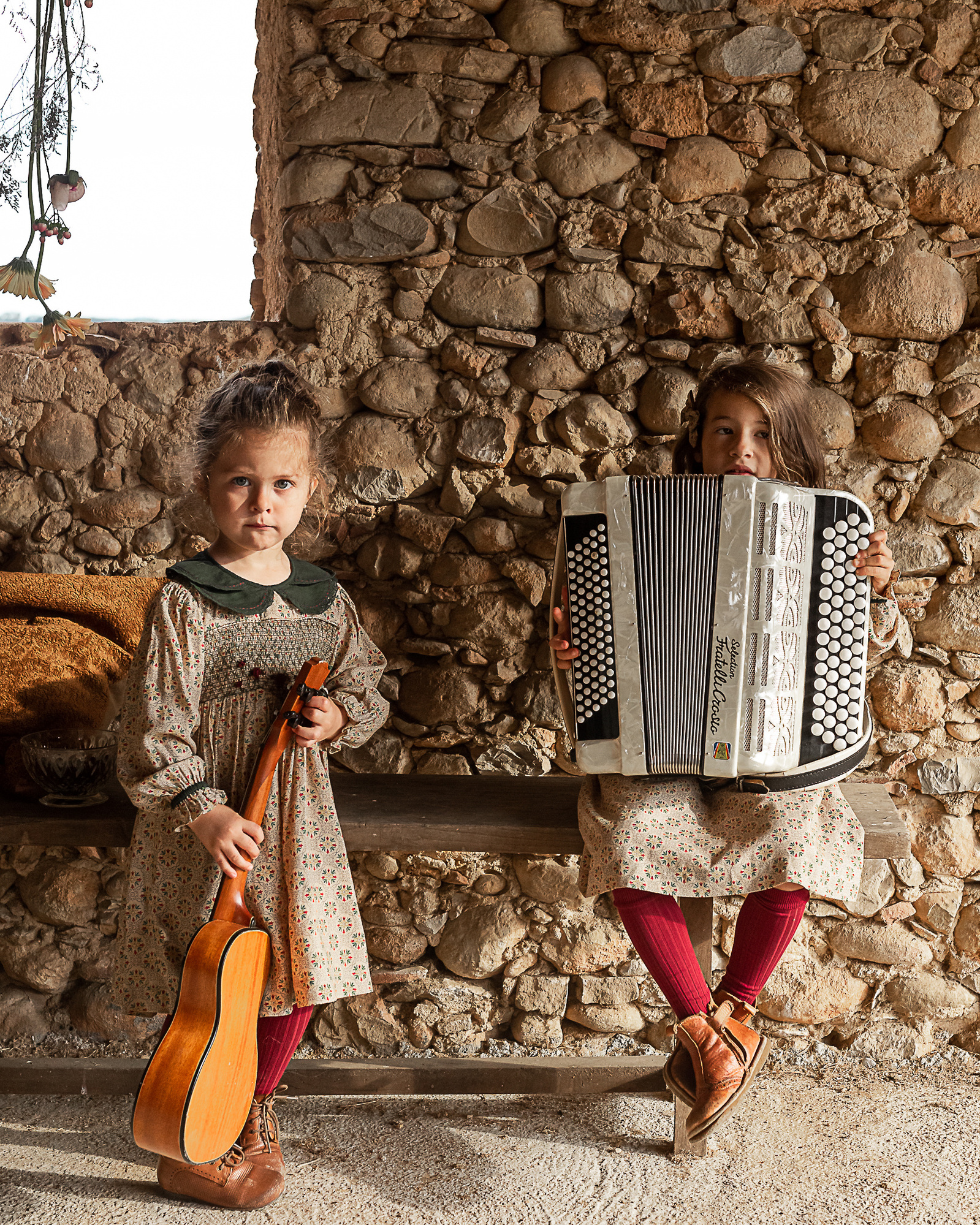 niñas , guitarra y acordeón en un pajar de una Masia en Pla de l'Estany, girona, españa