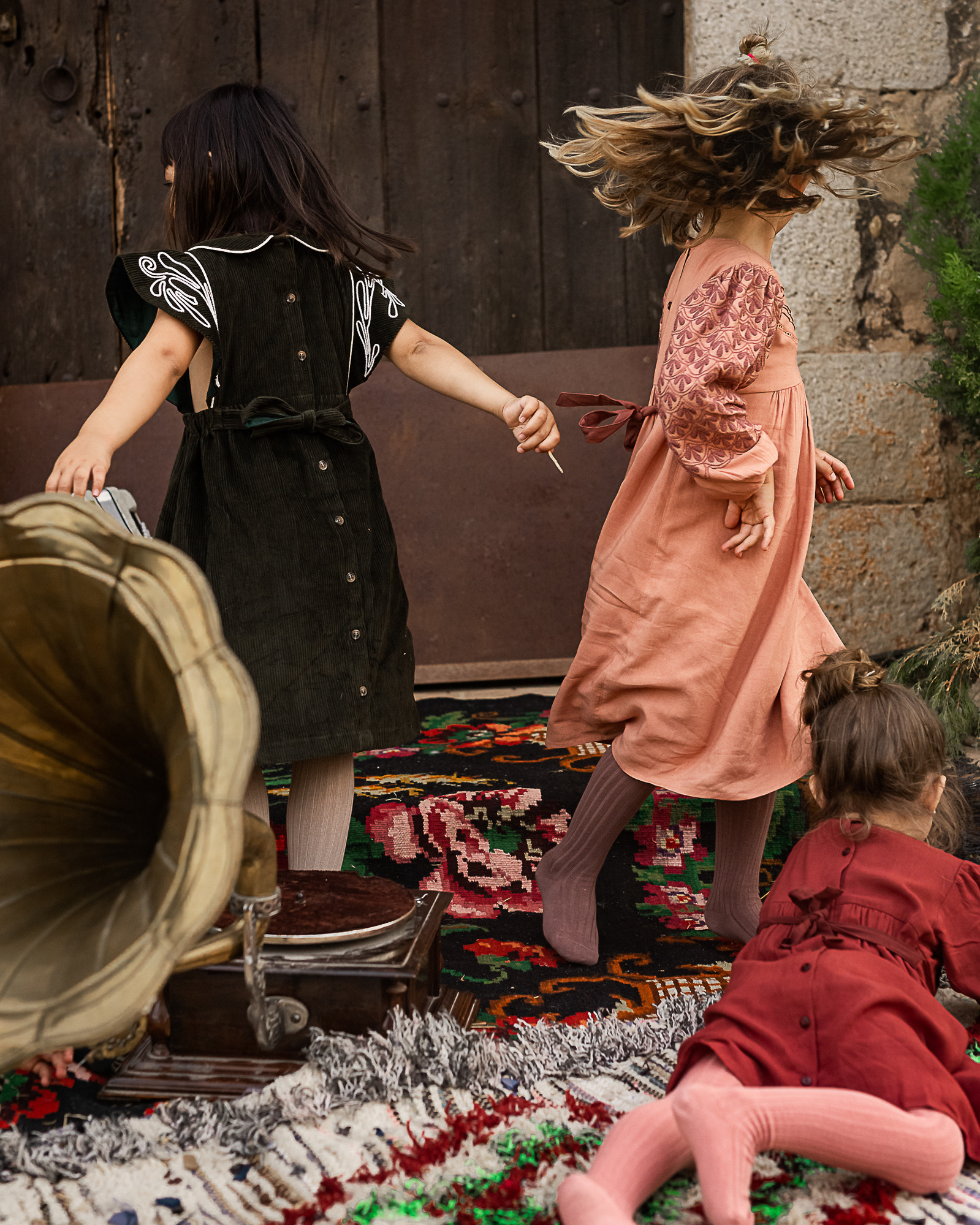 niñas dando vuelta a su vestido en el portal de una Masia en Pla de l'Estany en cataluña, españa.