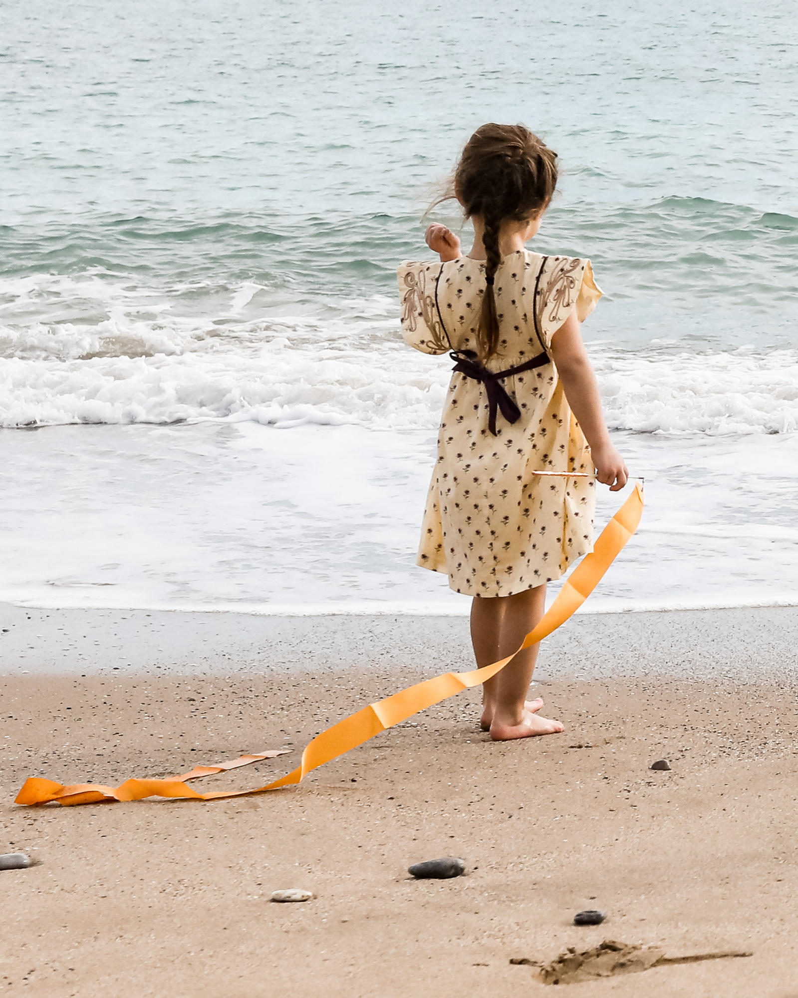 niña observando el mar en la playa de les casetas del Garraf en Barcelona, españa
