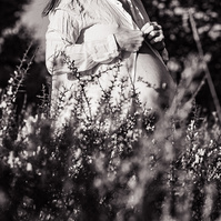 fotografía de barriga de embarazada  de 38 semanas, en los campos floridos de Pla de l'Estany, en girona, españa.