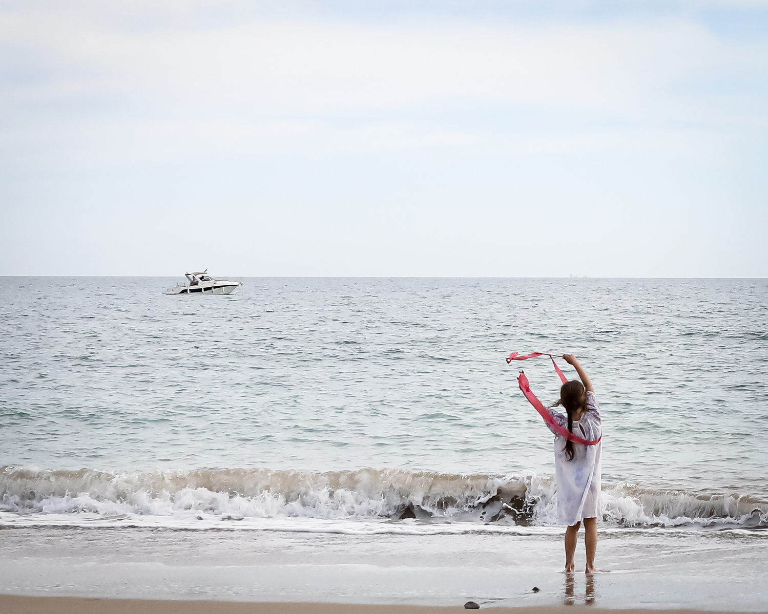 niña mirando el mar en la playa las casetas del Garraf en barcelona, españa