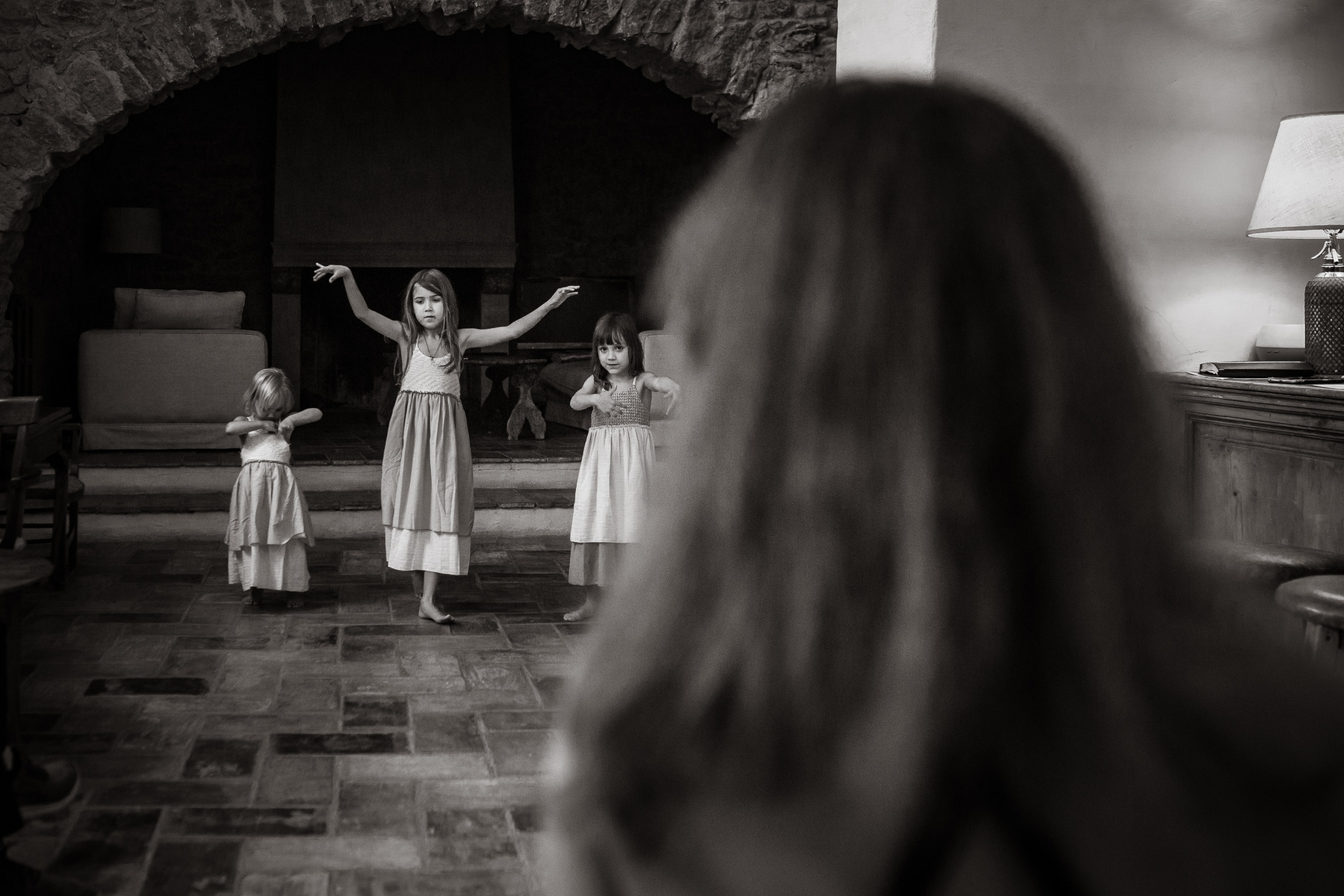 hermanas bailando mientras su madre las observa, en su masia en la Bisbal, cataluña.