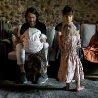 Pareja jugando con sus tres hijas en s Masia la Bisbal Cataluña. 