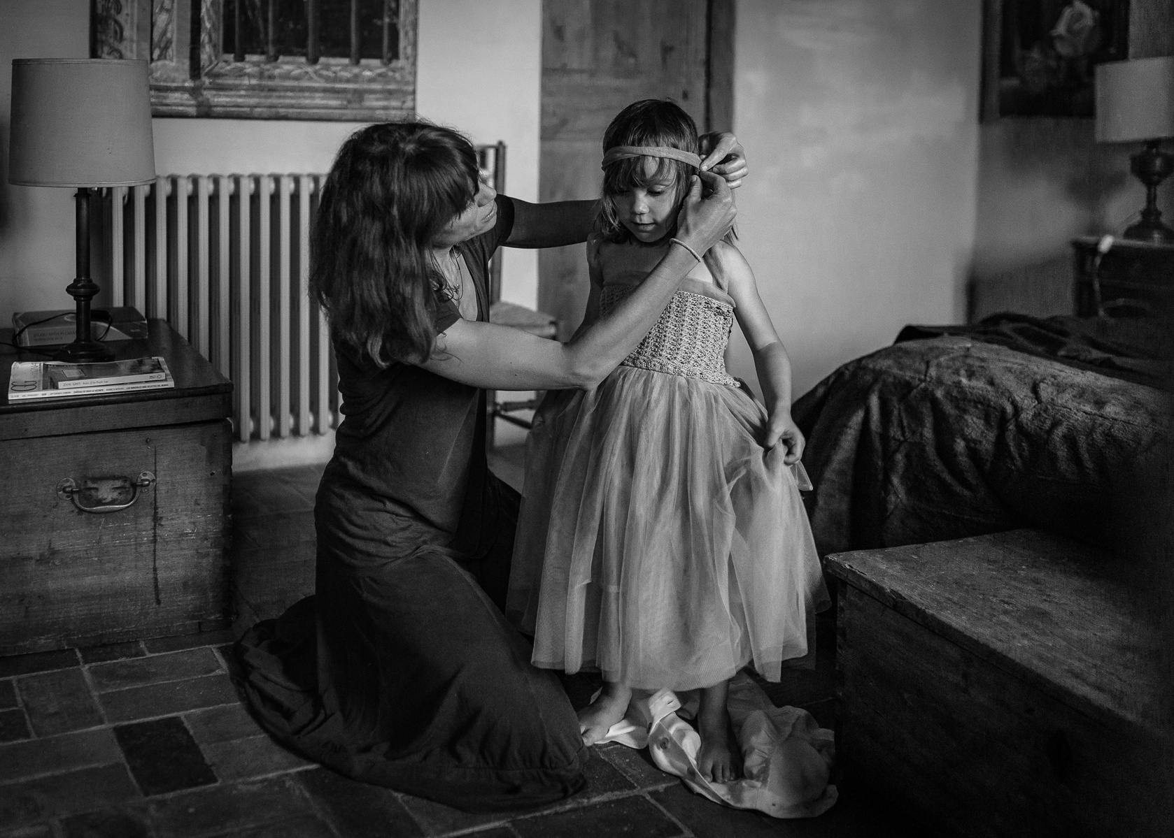 mama vistiendo a su hija de bailarina en su Masia en la Bisbal, en el baix Empordá, cataluña