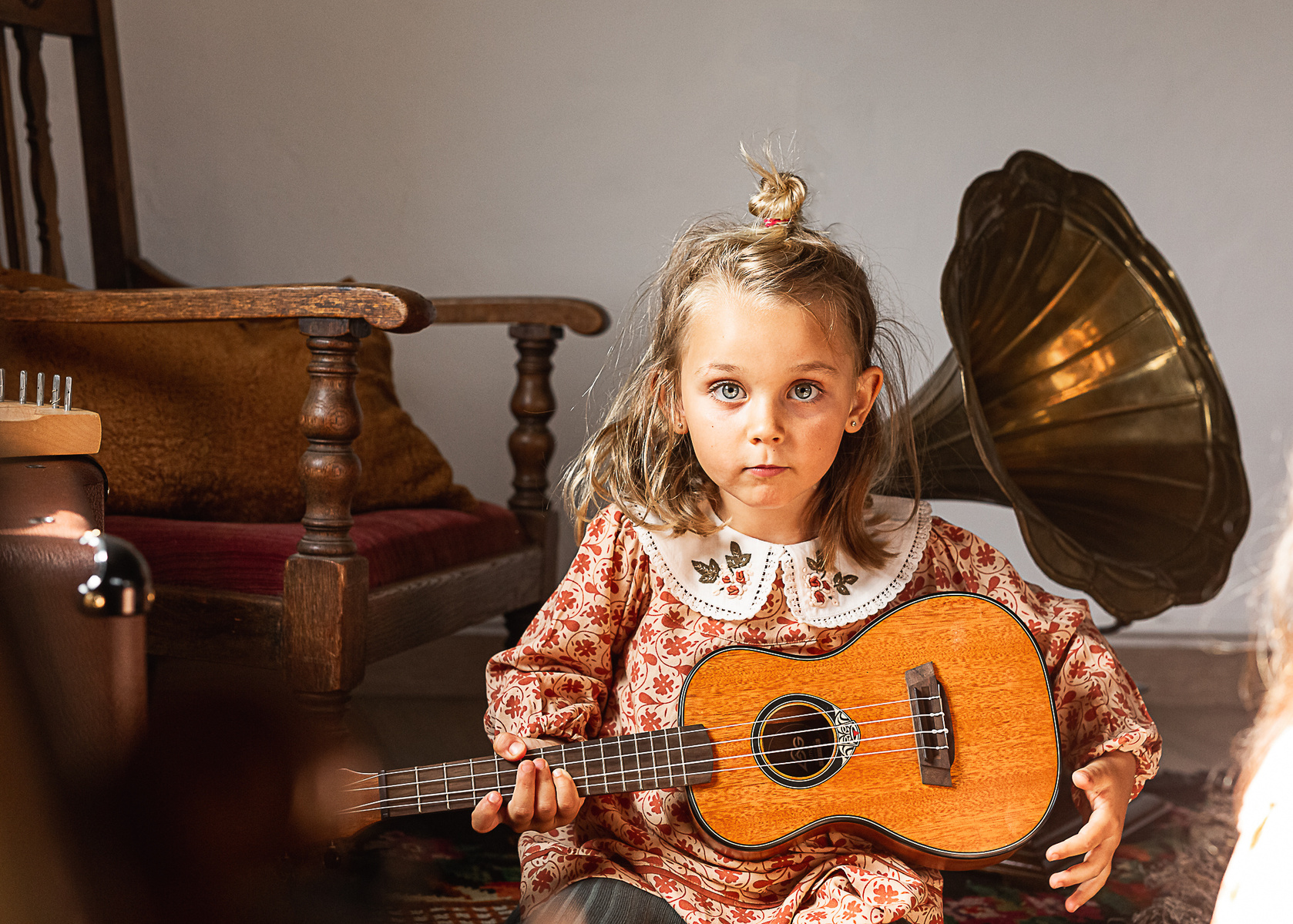 niña tocando la guitarra en Masia en pla de l'Estany, Girona, españa