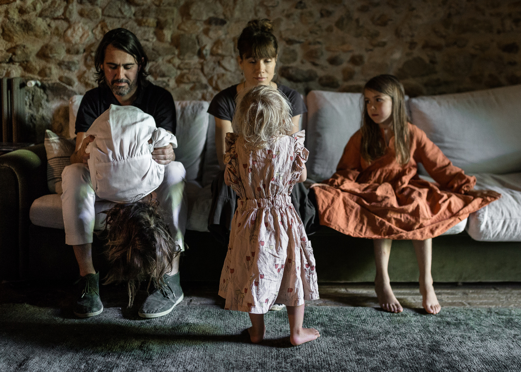 Pareja jugando con sus tres hijas en s Masia la Bisbal Cataluña. 