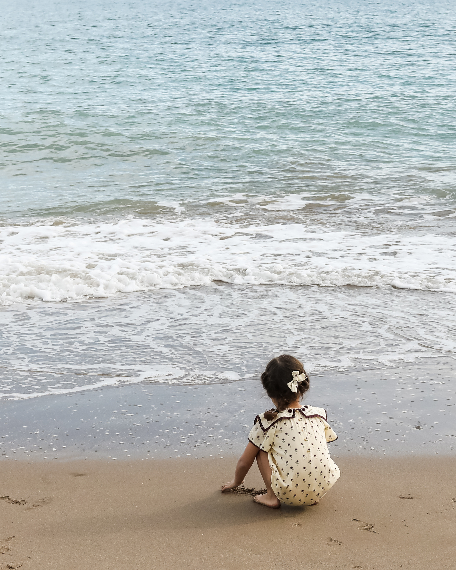 niña en la orilla del mar de les casetas del Garraf en Barcelona, españa