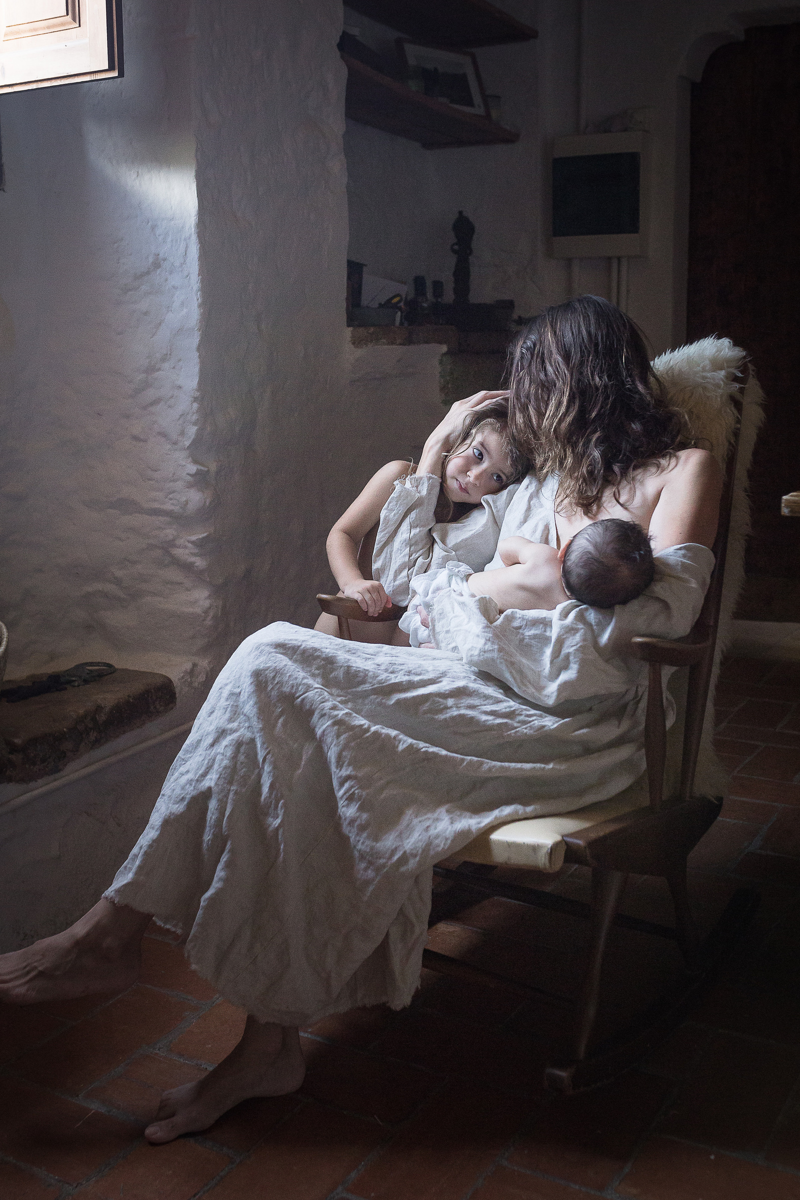 mama dando de mamar a su hijo en catalunya españa