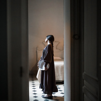 fotografía de una niña en un pasillo para la campaña FW20-21 para la marca belle chiara inspirada en Vilhelm Hammershøi. at an old house in Vic, Catalonia, spain