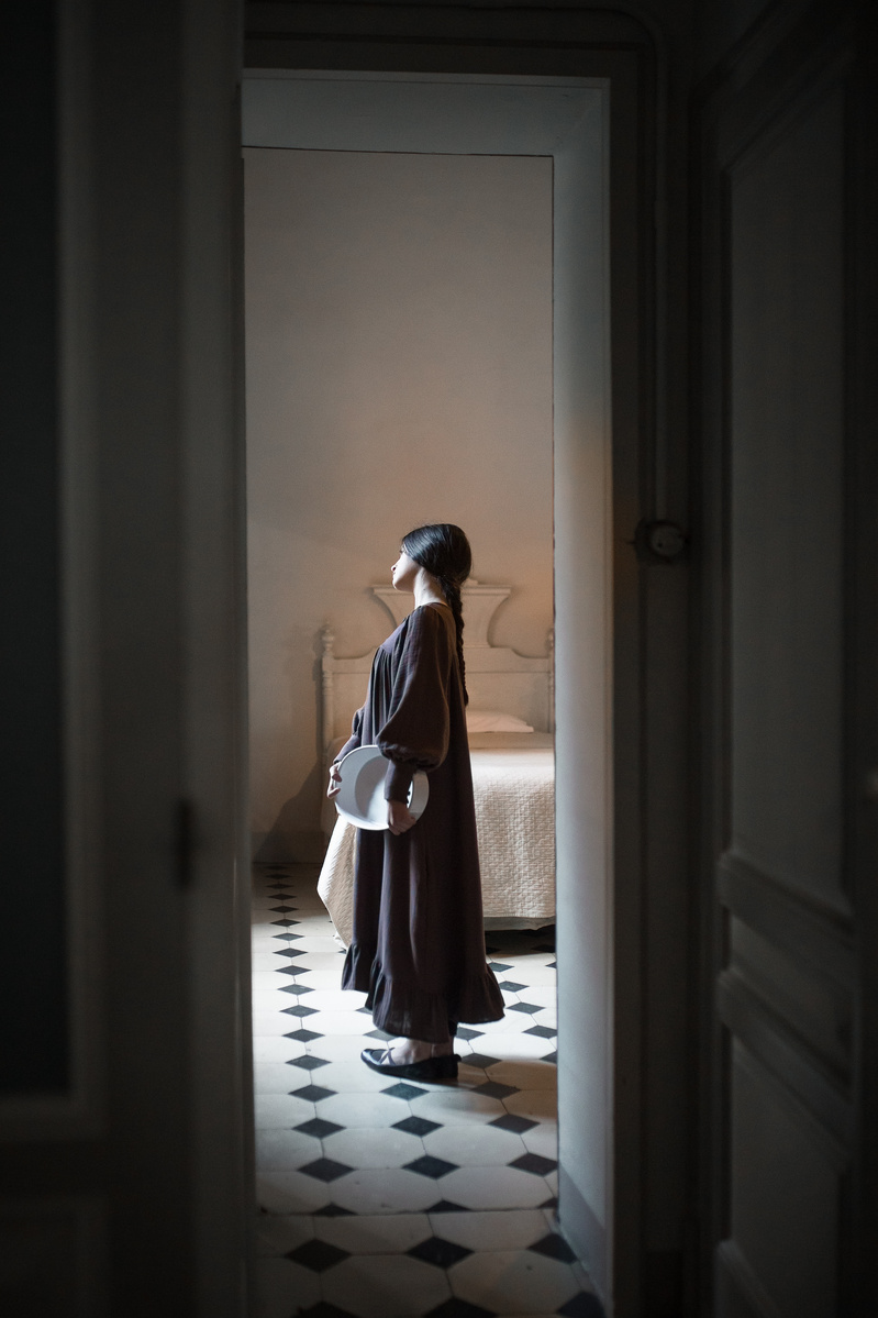 fotografía de una niña en un pasillo para la campaña FW20-21 para la marca belle chiara inspirada en Vilhelm Hammershøi. at an old house in Vic, Catalonia, spain
