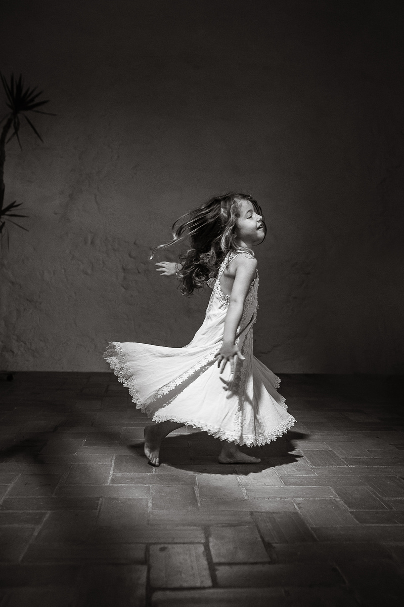 niña pequeña bailando feliz, en su casa en girona, Cataluña, españa