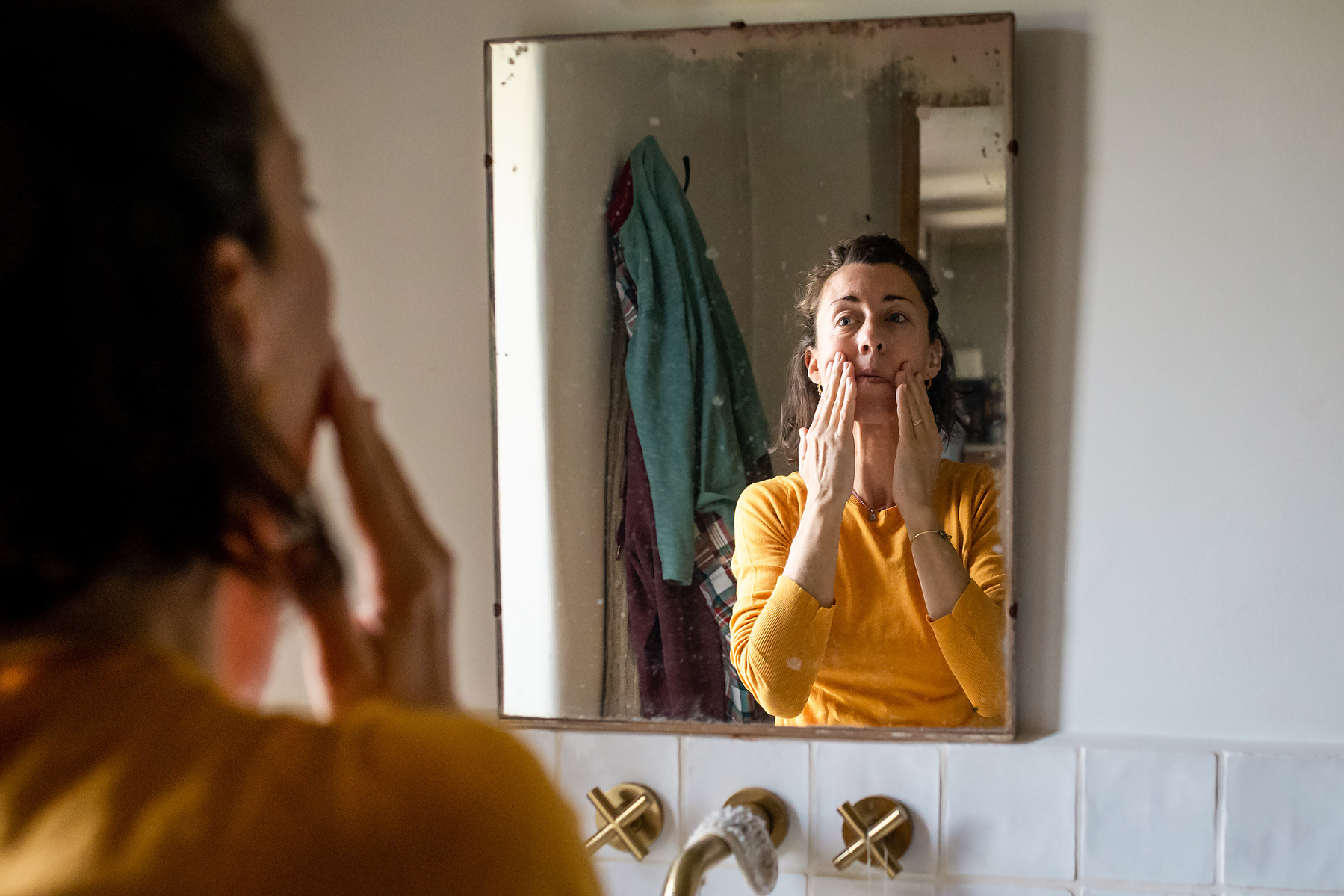 reflejo de mamá poniéndose crema , Manuela Franjou fotografia de maternidad