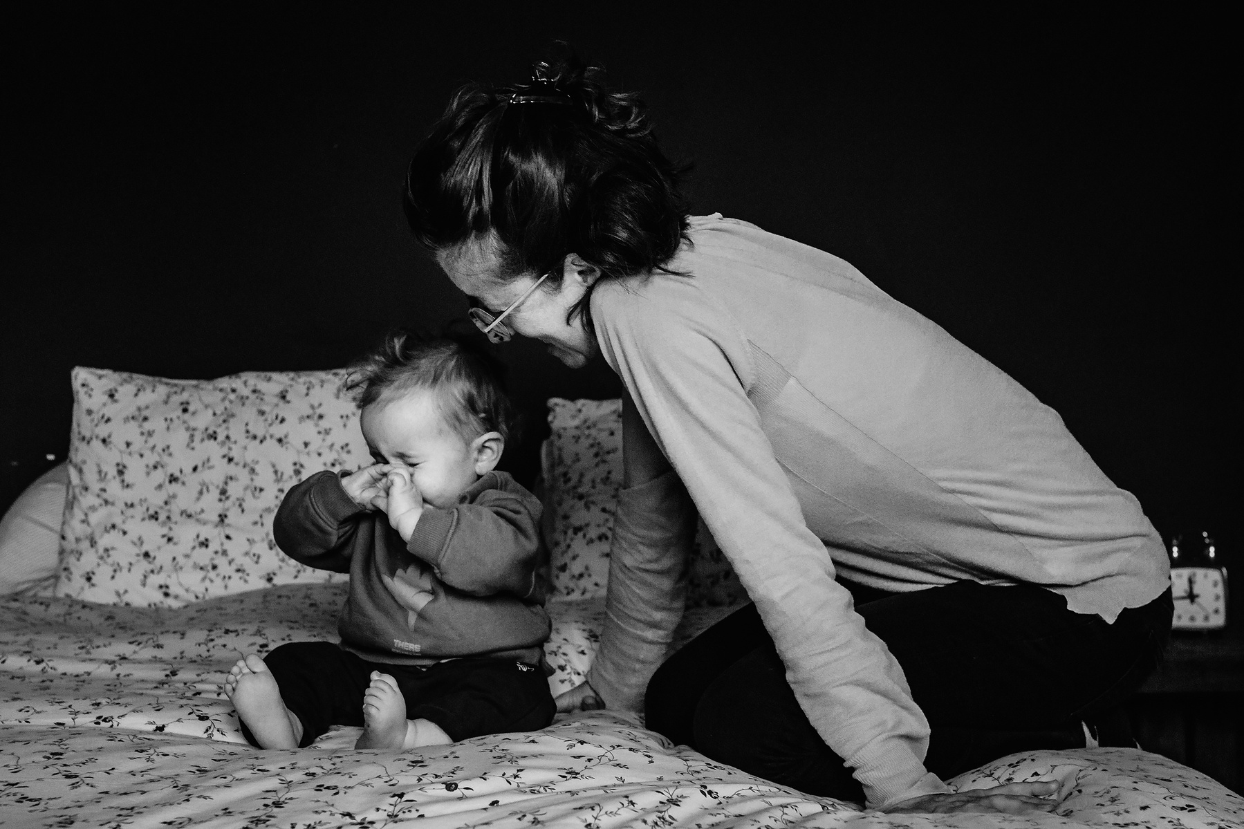 mamás jugando con su bebé en su casa en Olot, la garrotxa, Manuela Franjou fotografia de familia