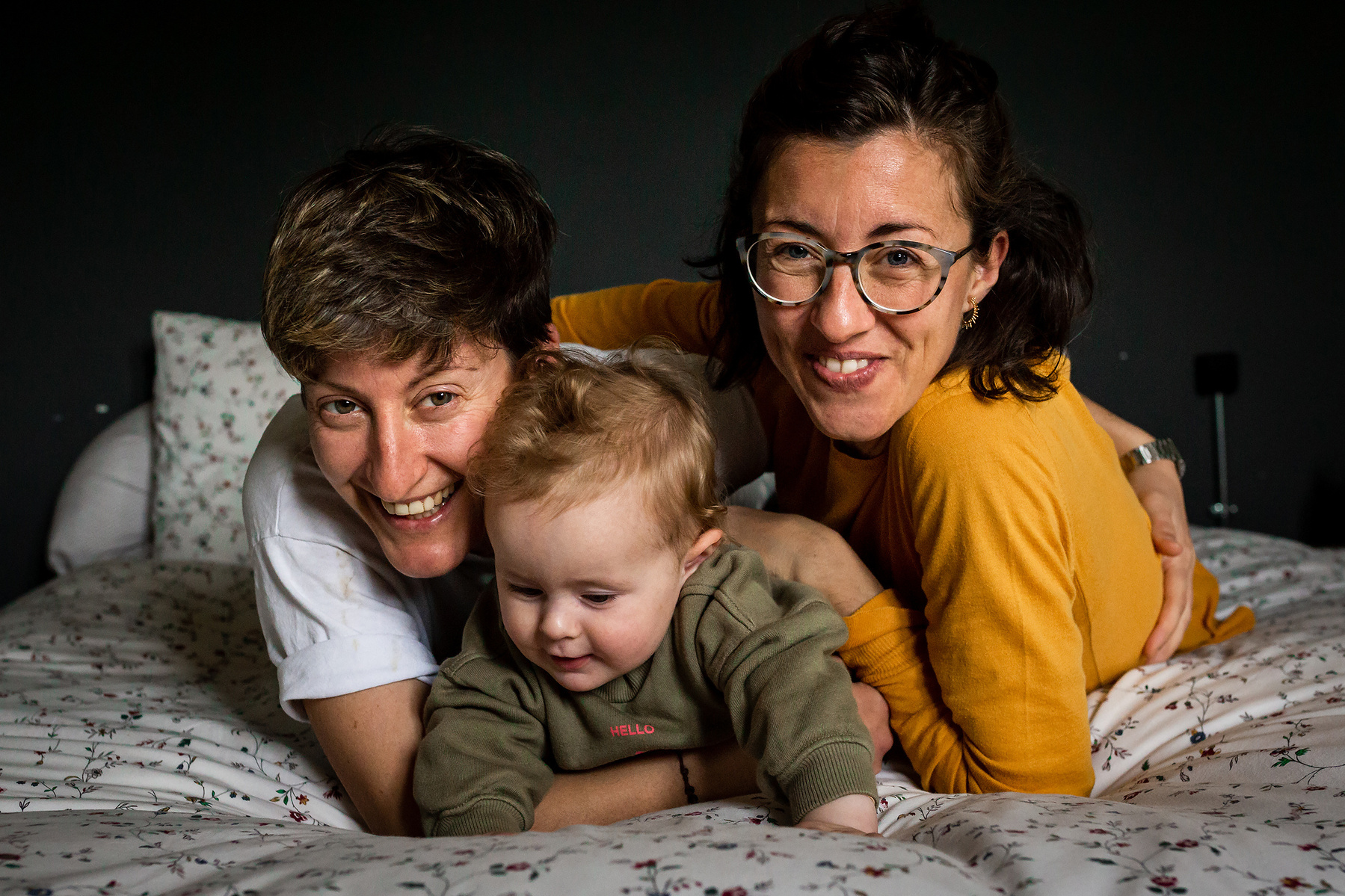 retrato de dos mamás con su bebé en su casa en Olot, la garrotxa, Manuela Franjou fotografia de familia