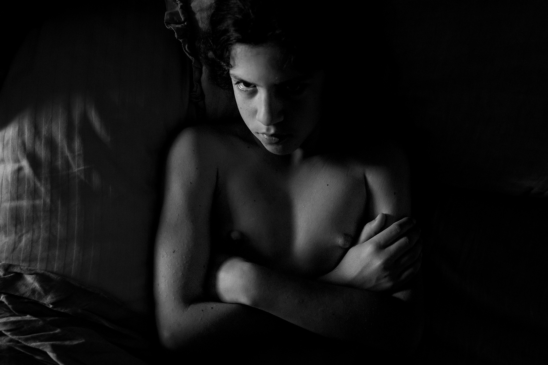 Niño despertándose a la luz de la ventana.
Manuela Franjou Photography