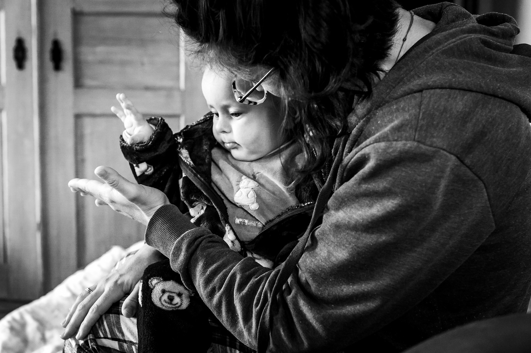 mamá y bebe jugando y compartiendo ,  fotografia de familia Manuela Franjou