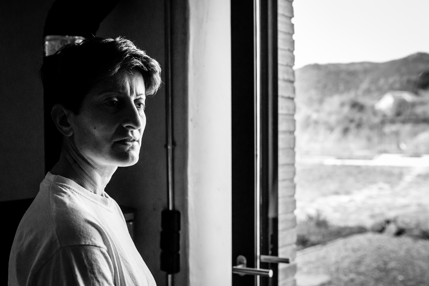 retrato de mamá en la puerta de su casa con paisaje exterior ,  fotografia de familia Manuela Franjou