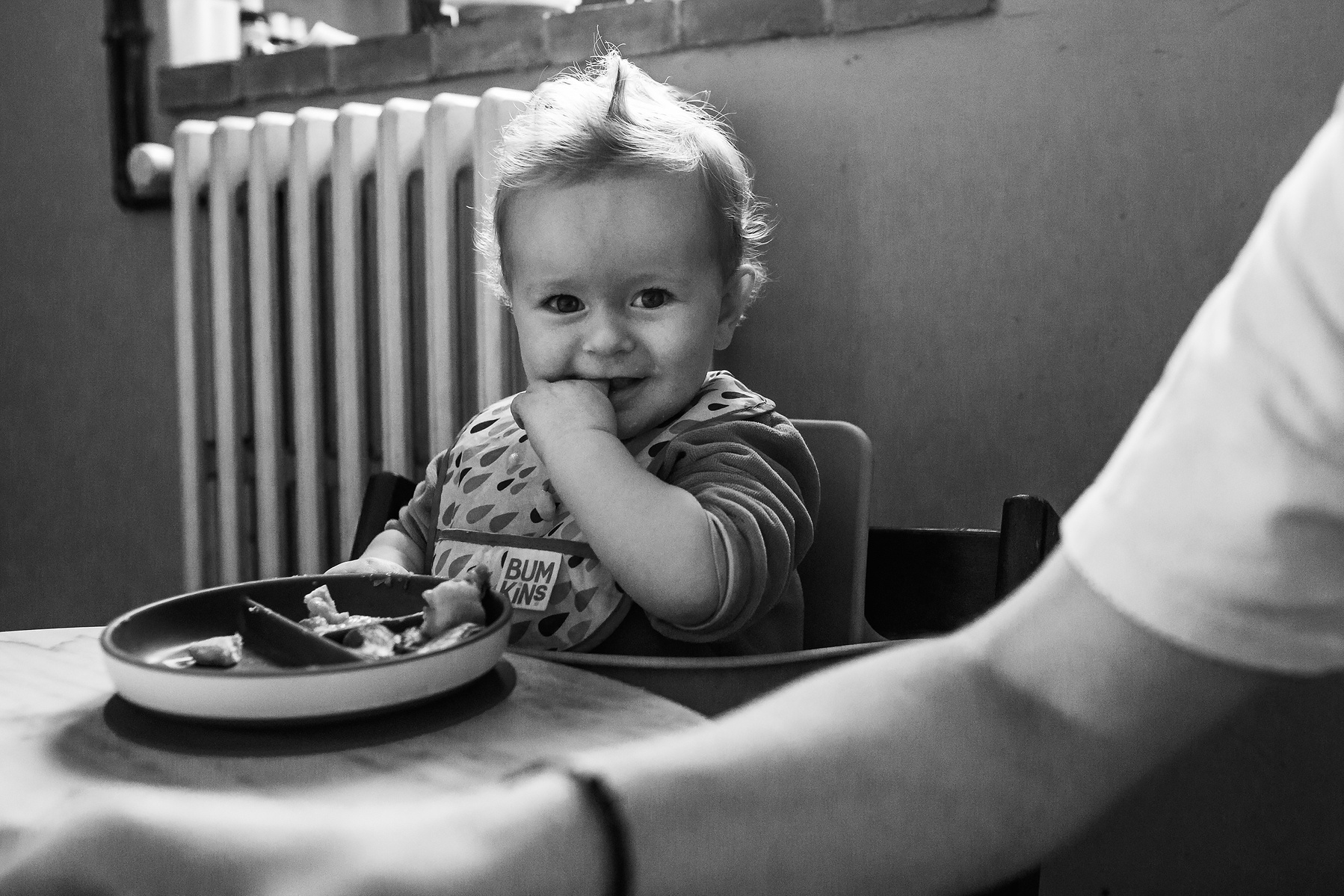  bebé comiendo en la mesa de la cocina, Manuela Franjou fotografia de familia