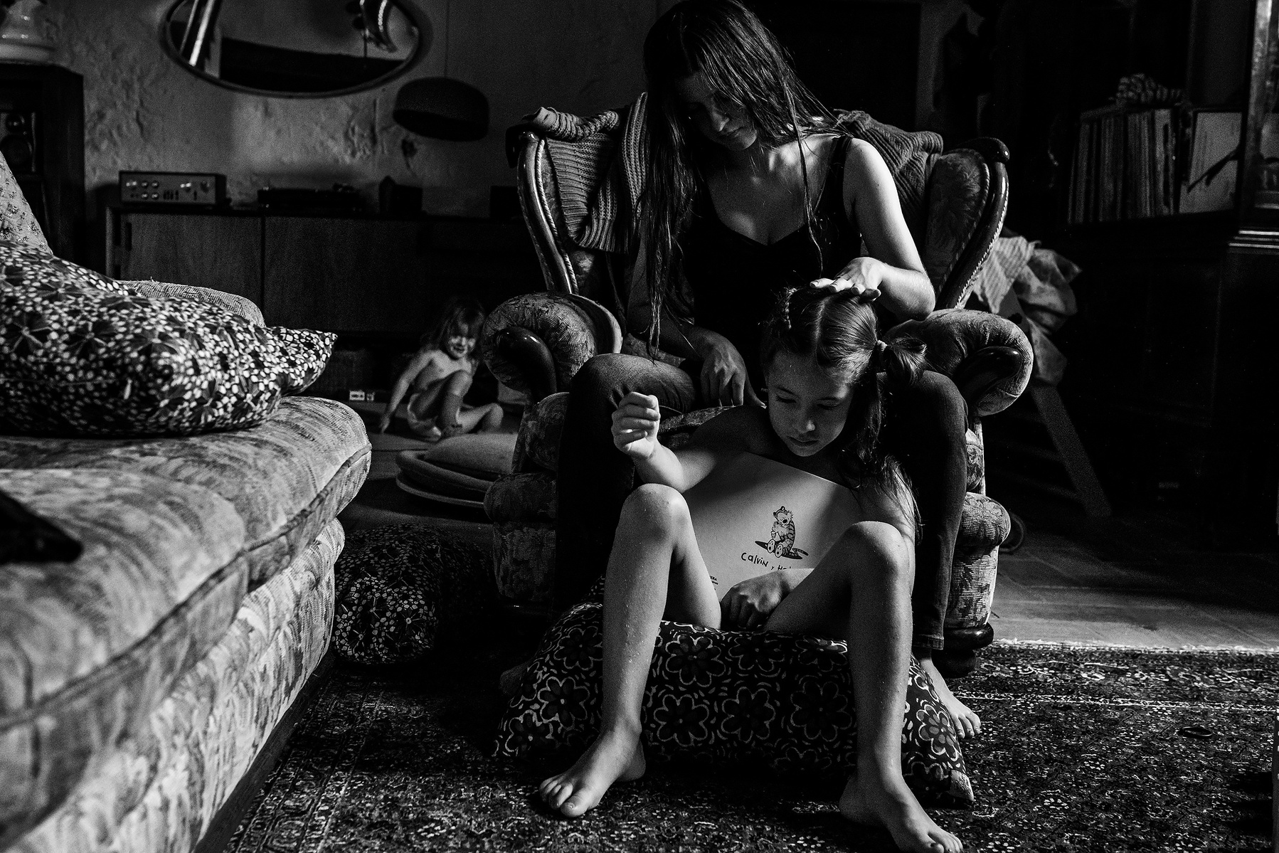Making braids, siblings, Manuela franjou family photography
