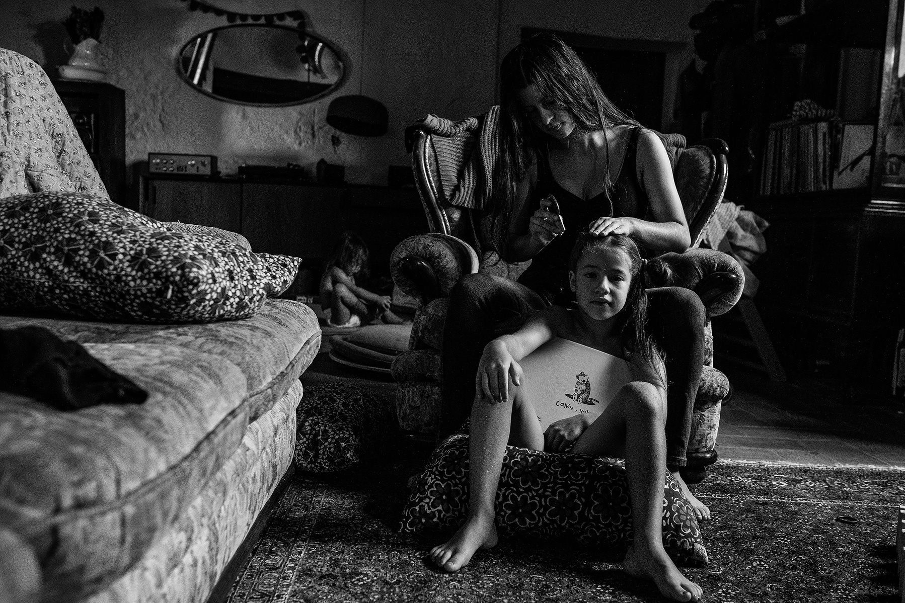 Making braids, siblings, Manuela franjou family photography