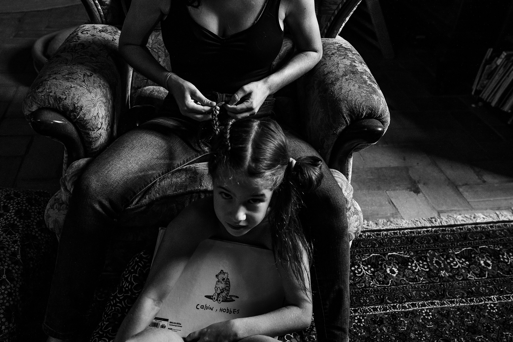 Making braids, siblings, Manuela franjou family photography