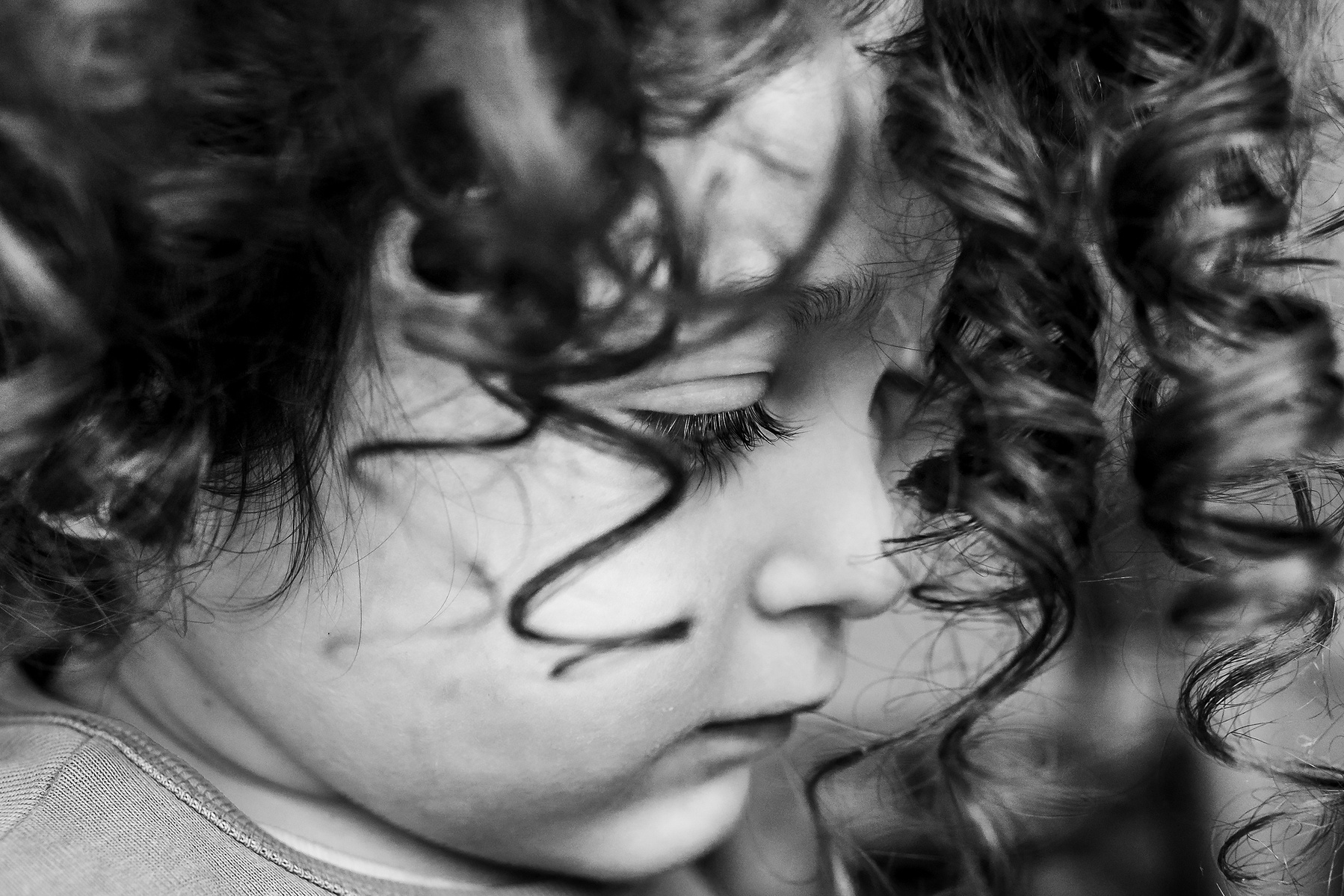 Retrato de niña pequeña en blanco y negro , girona ciudad, manuela franjou fotografía de familia.