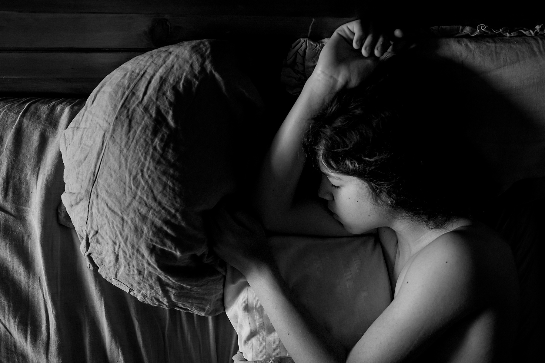 Niño despertándose a la luz de la ventana.
Manuela Franjou Photography