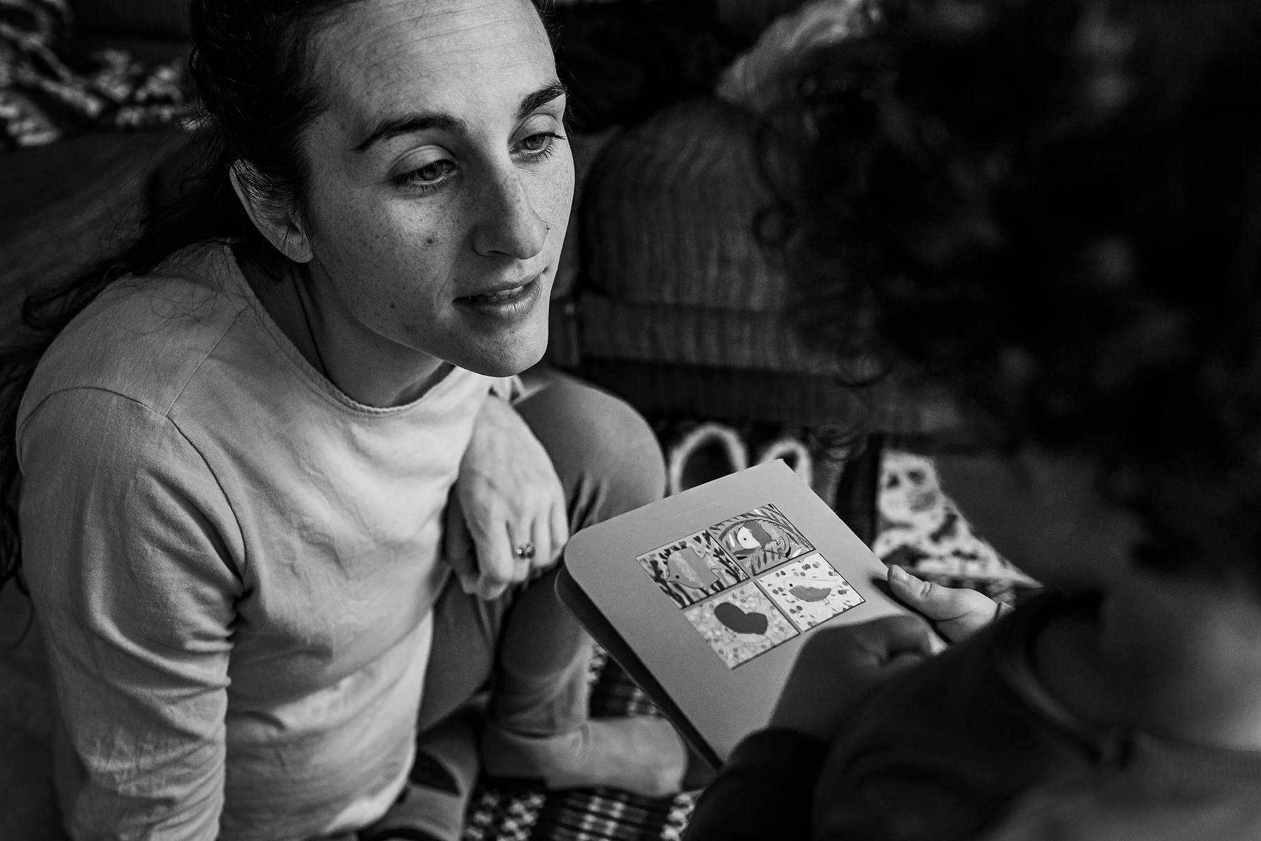 mama embarazada hablando tiernamente a su hija pequeña, girona ciudad, manuela franjou fotografía de familia.