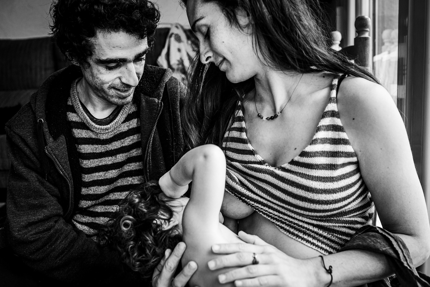 retrato de familia , girona ciudad, manuela franjou fotografía de lactancia  y embarazo.