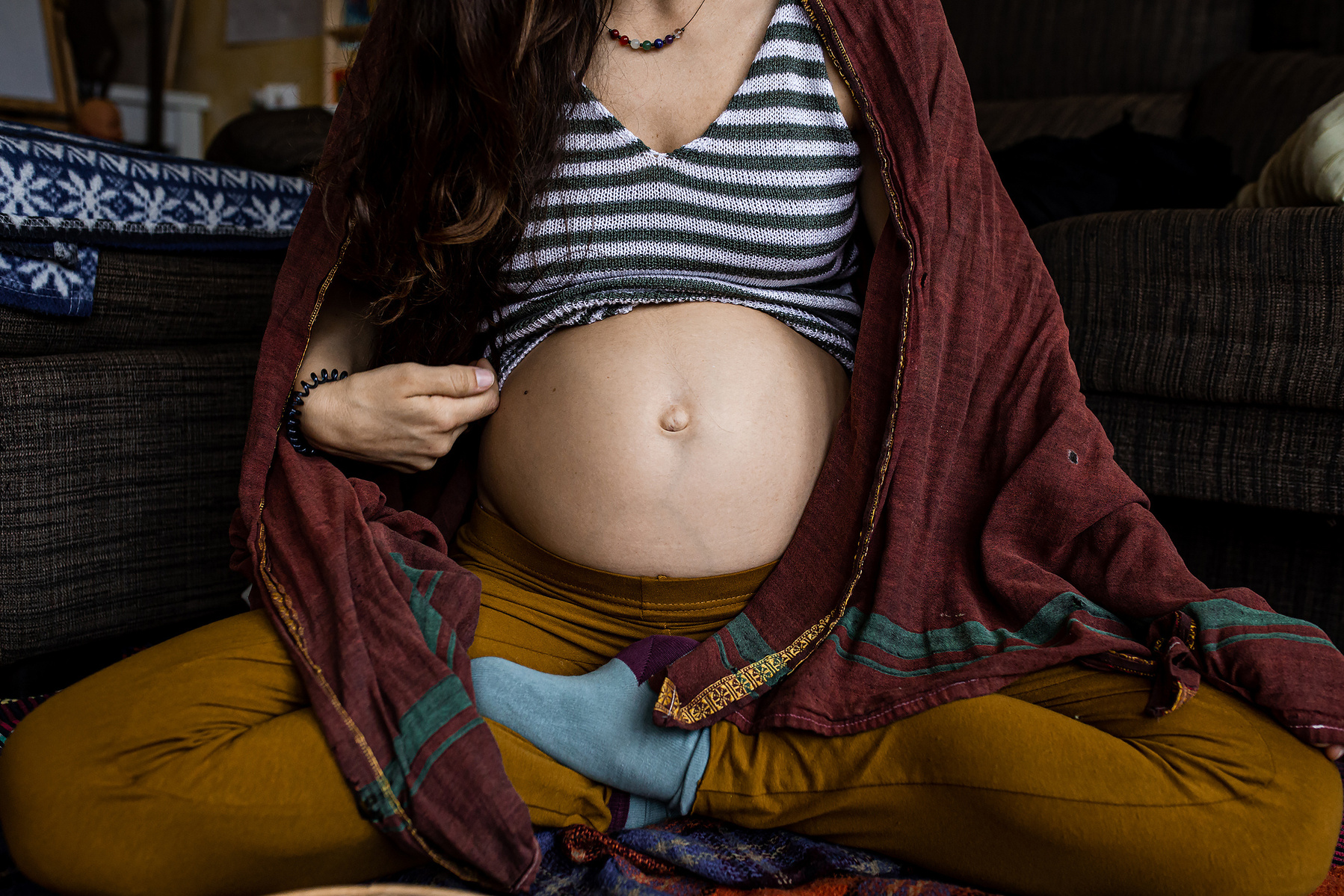 barriga de mama embarazada , girona ciudad, manuela franjou fotografía de embarazo.