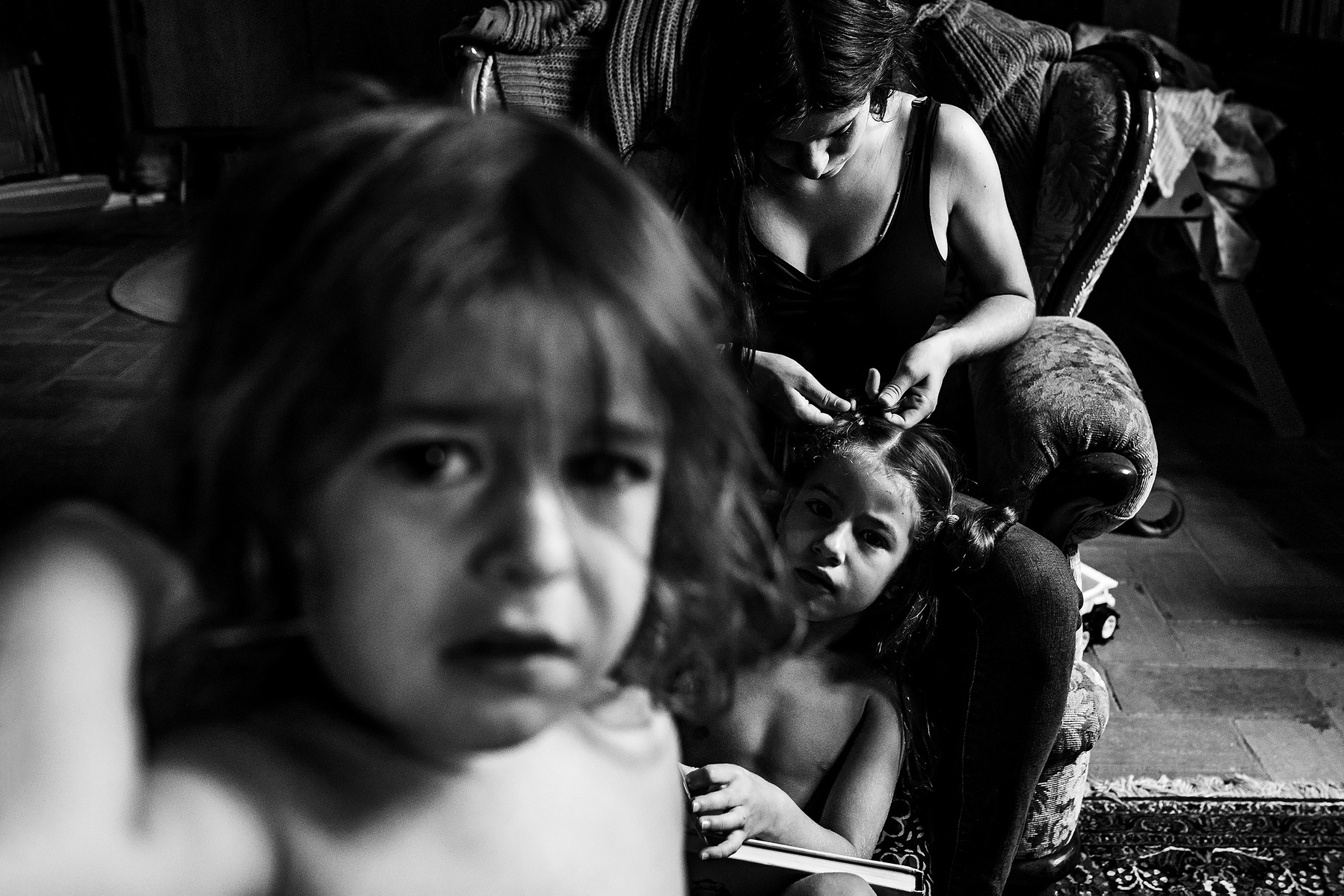 Making braids, siblings, Manuela franjou family photography