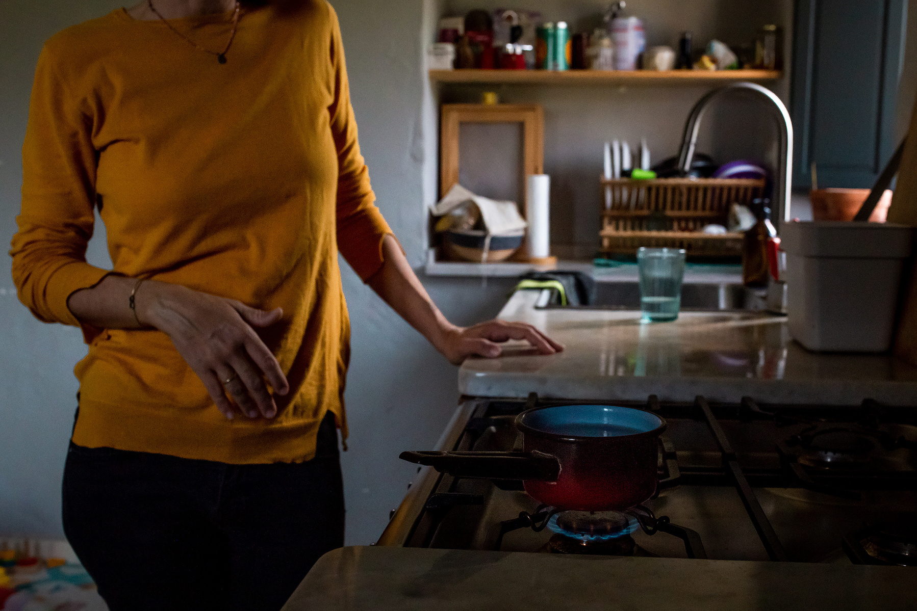 Detalle de mamá en su  cocina,  Manuela Franjou fotografia de maternidad