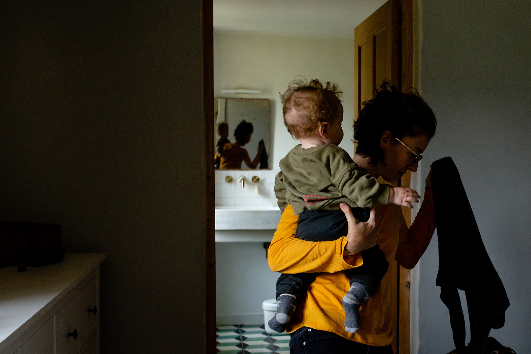 mamá con su bebe en brazos, fotografia de familia Manuela Franjou