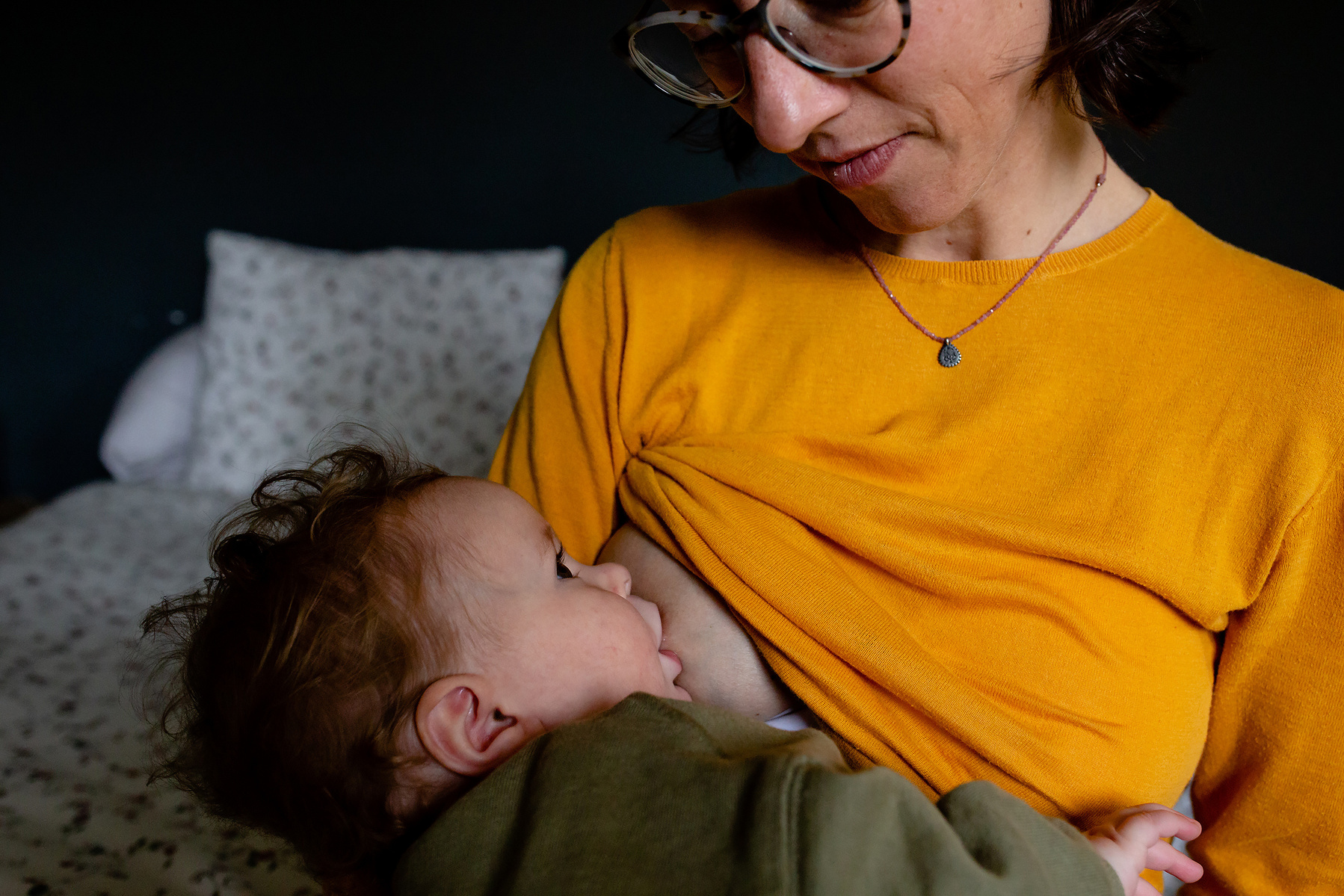 Madre dando el pecho a su hijo de 11 meses. Fotografía de familia, Manuela Franjou