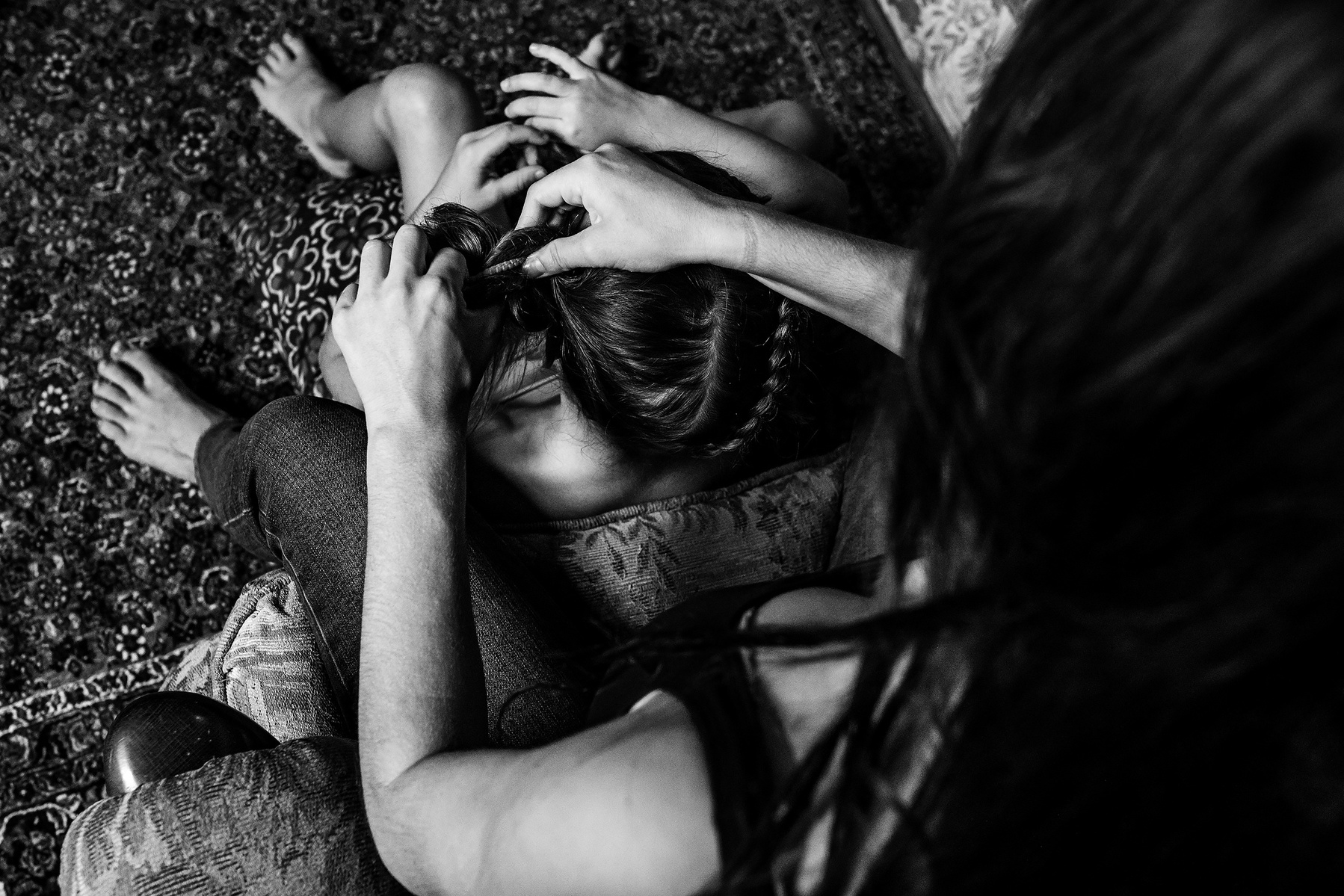 Making braids, siblings, Manuela franjou family photography