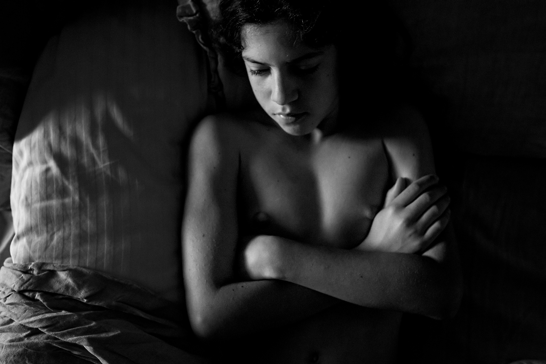 Niño despertándose a la luz de la ventana.
Manuela Franjou Photography
