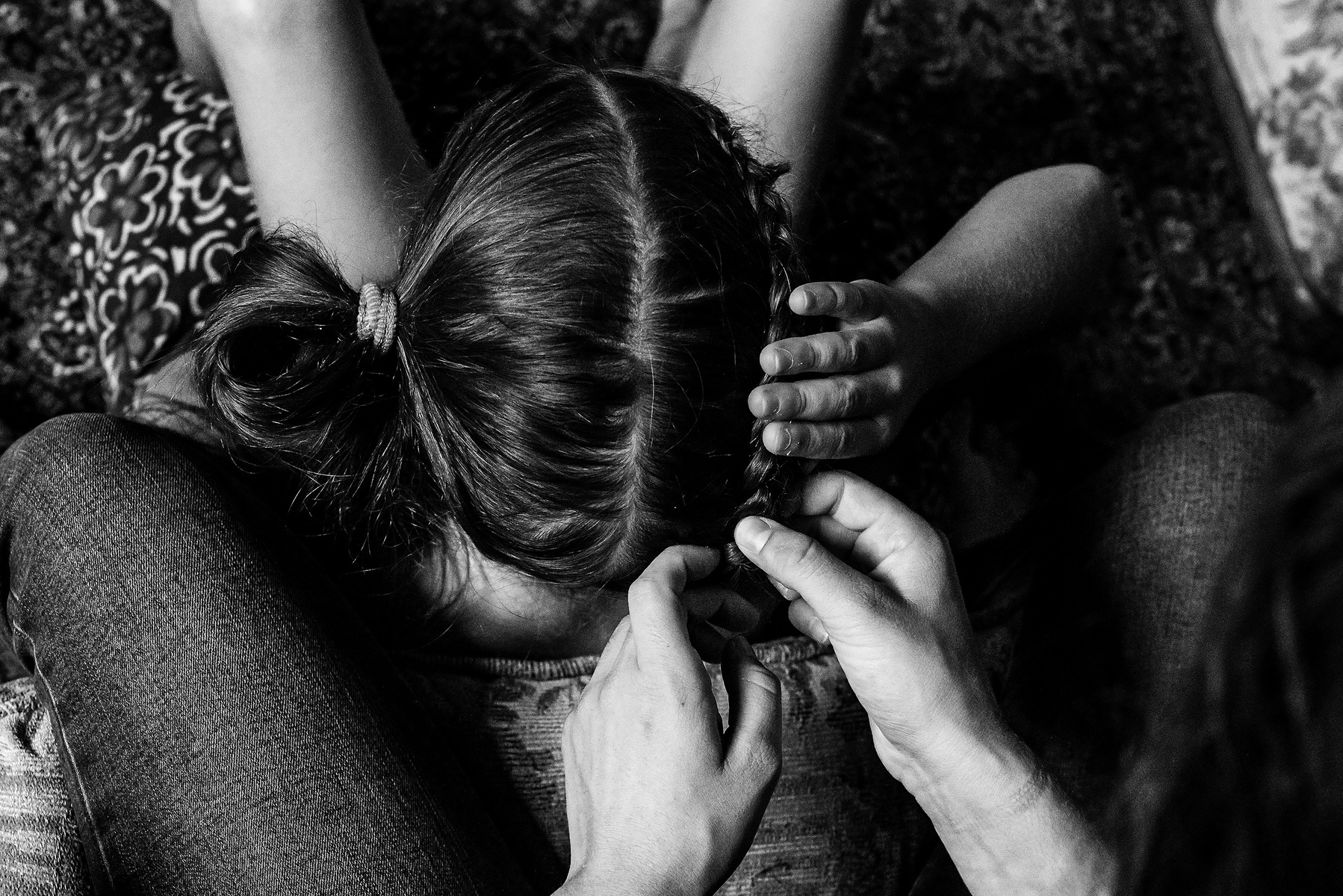 Making braids, siblings, Manuela franjou family photography