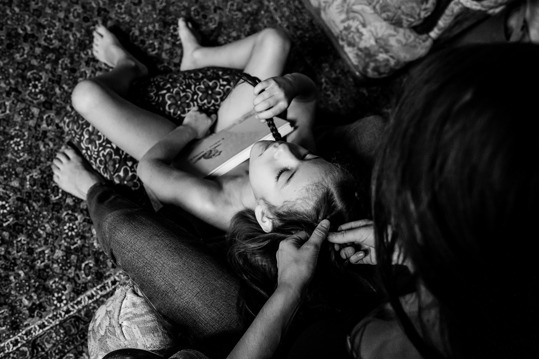 Making braids, siblings, Manuela franjou family photography