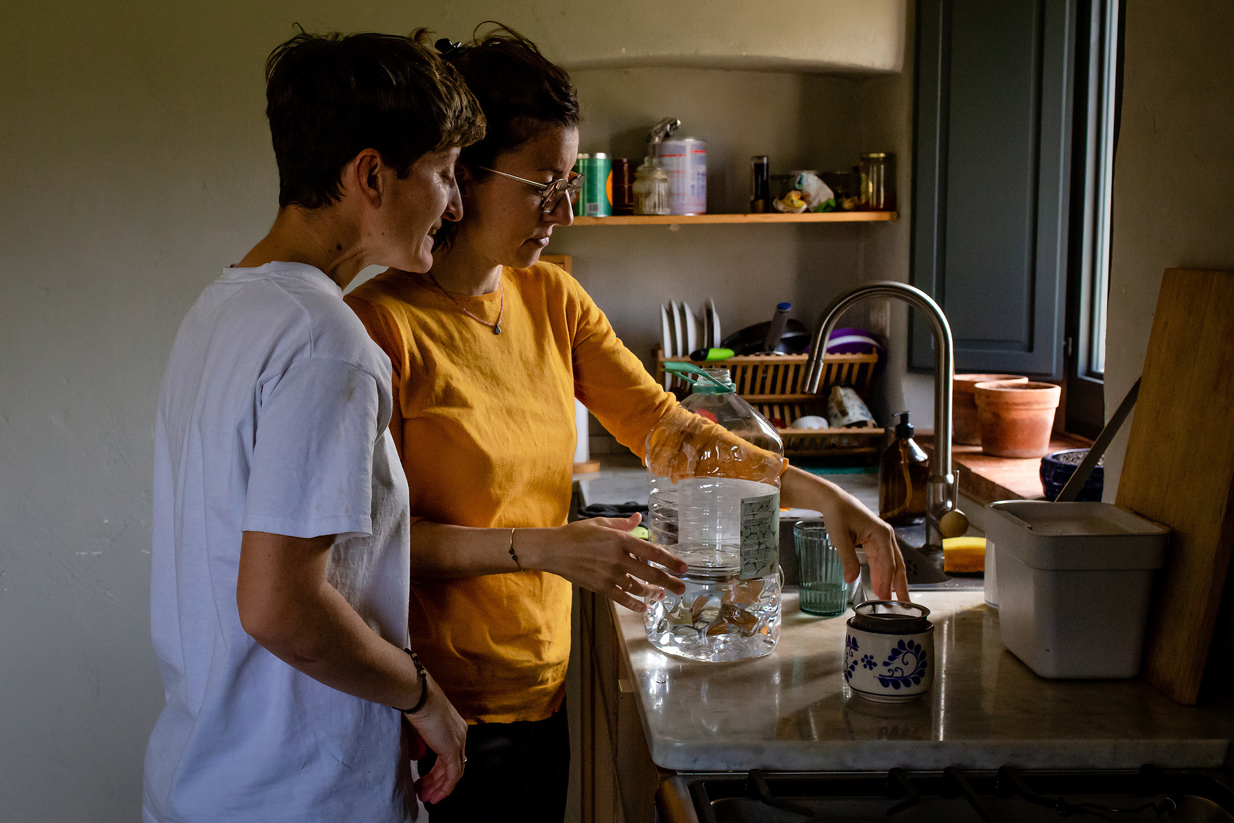 dos mamás en su  cocina,  Manuela Franjou fotografia de maternidad
