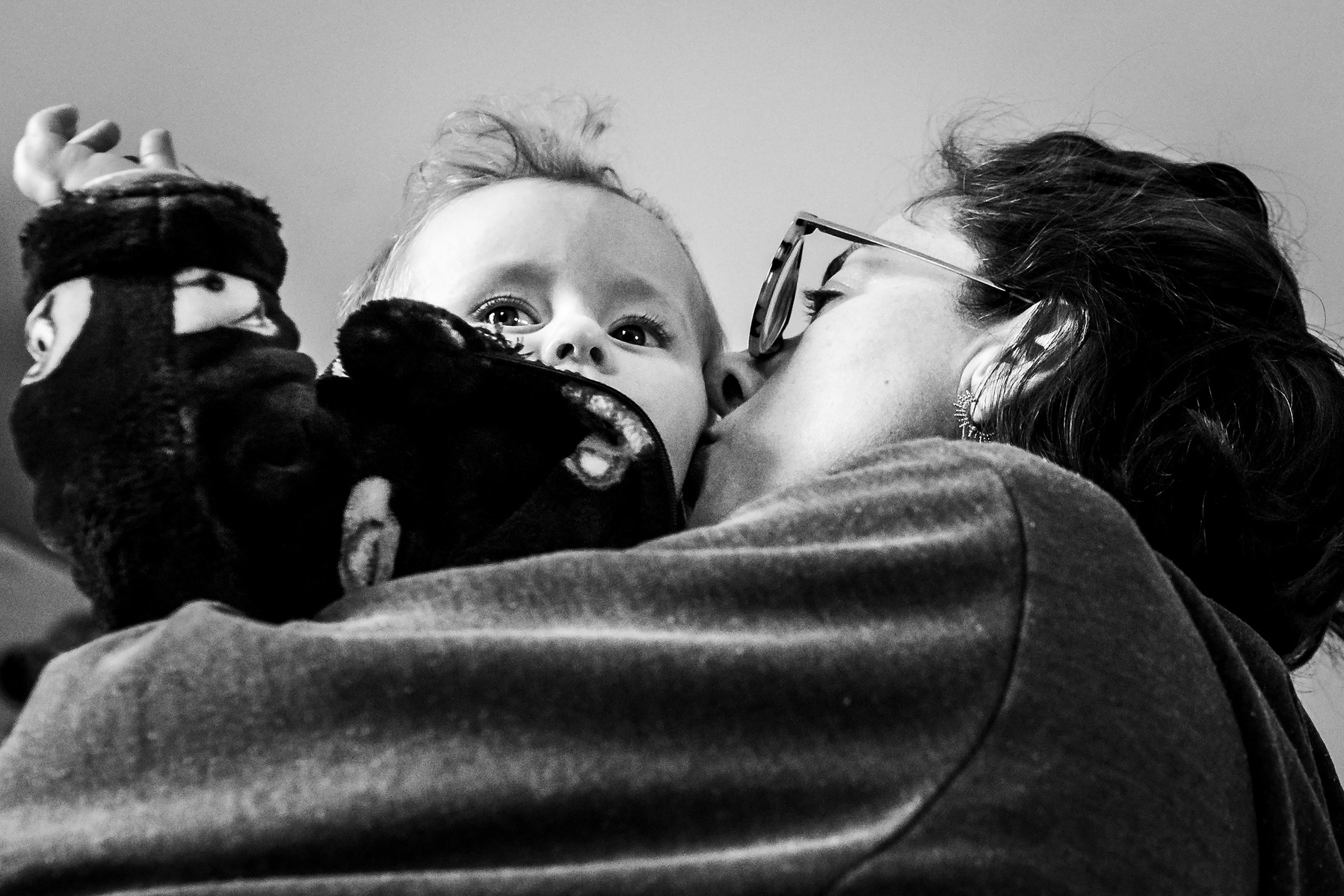 mamá con su bebe en brazos, besándolo,   fotografia de familia Manuela Franjou