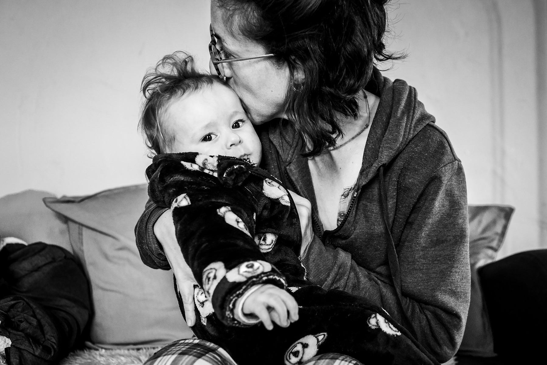 mamá besando  a su bebé,  fotografia de familia Manuela Franjou